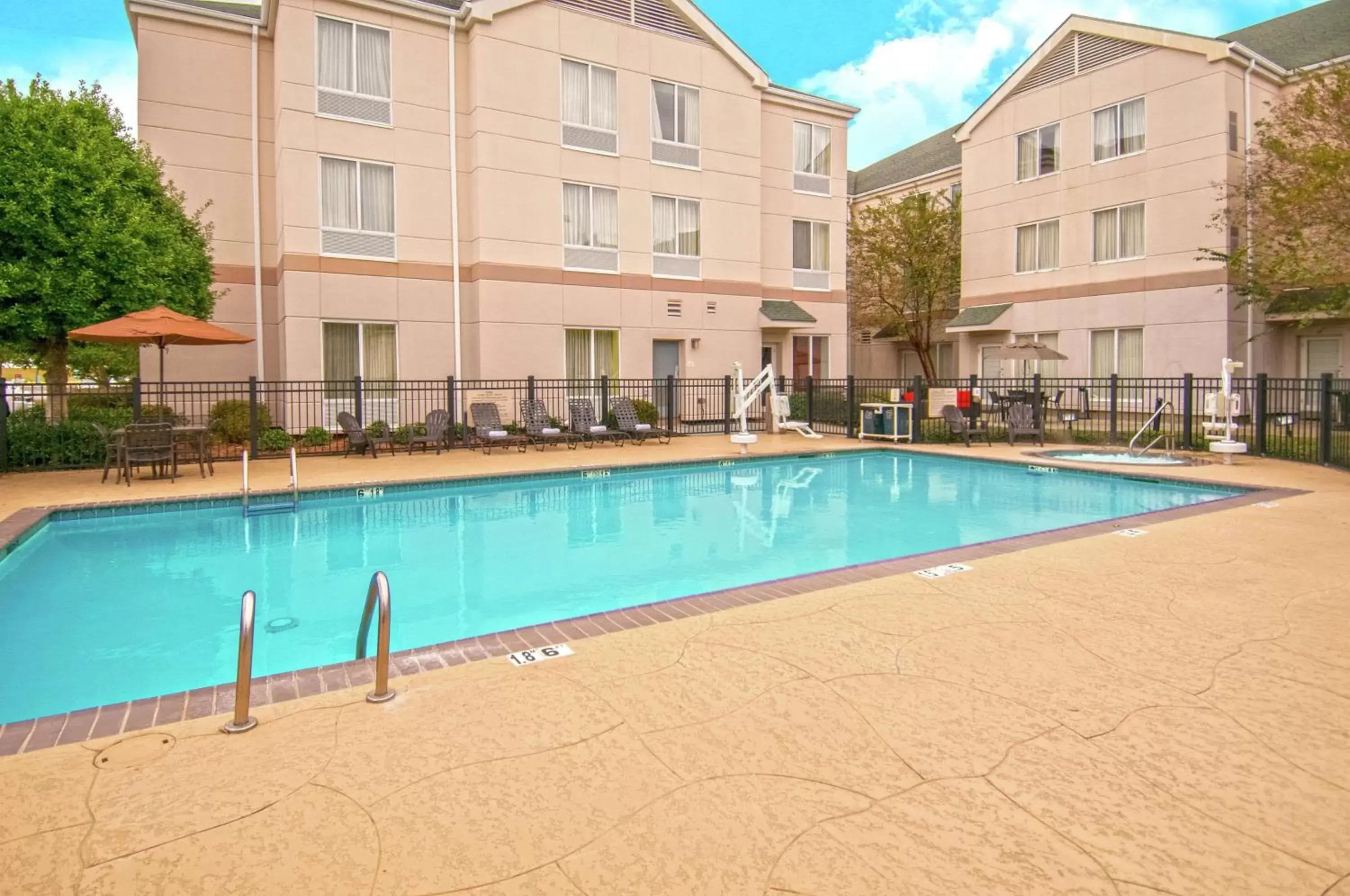 Property building, Swimming Pool in Hilton Garden Inn New Orleans Airport