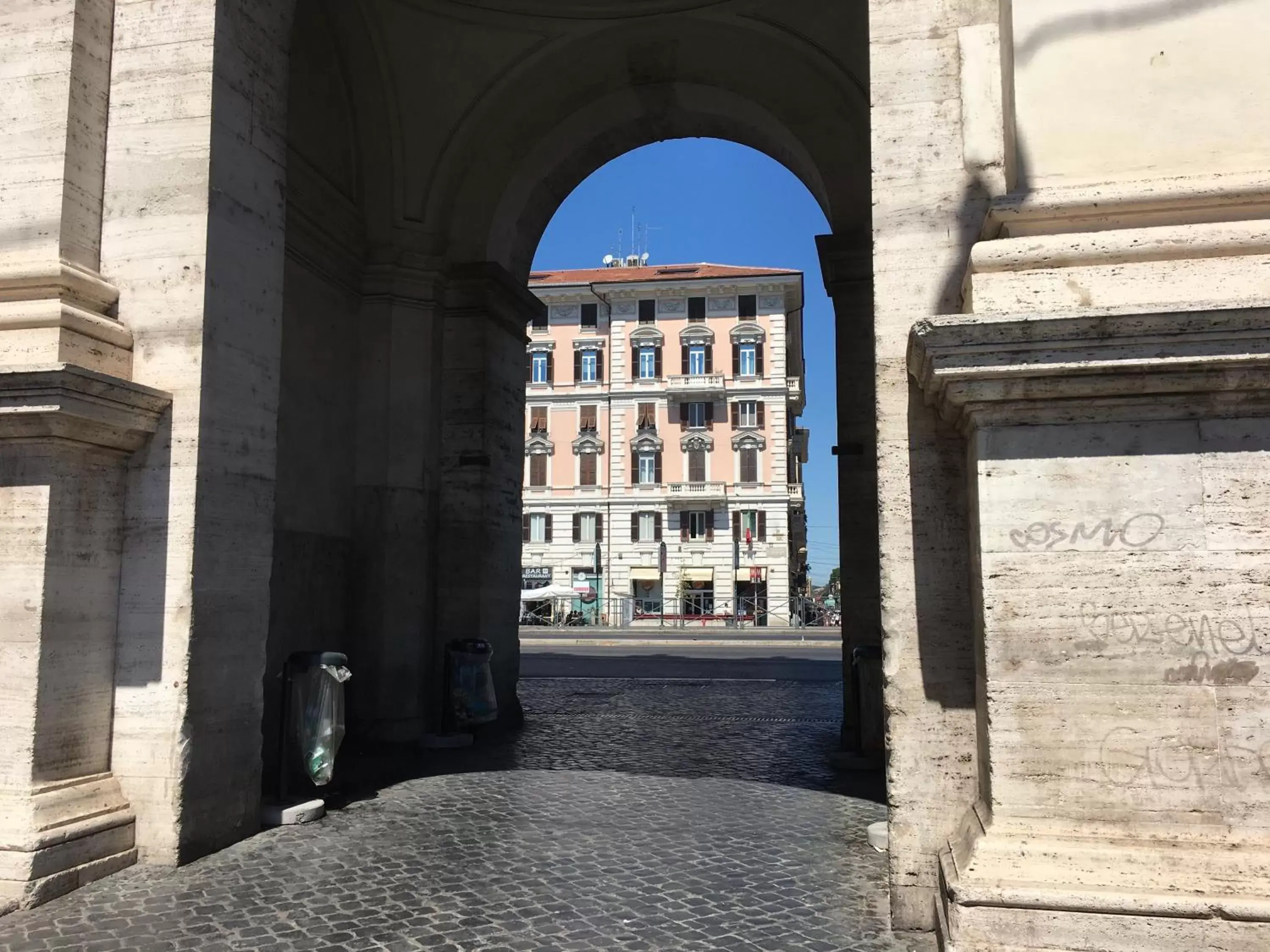 Property building in 900 Piazza del Popolo