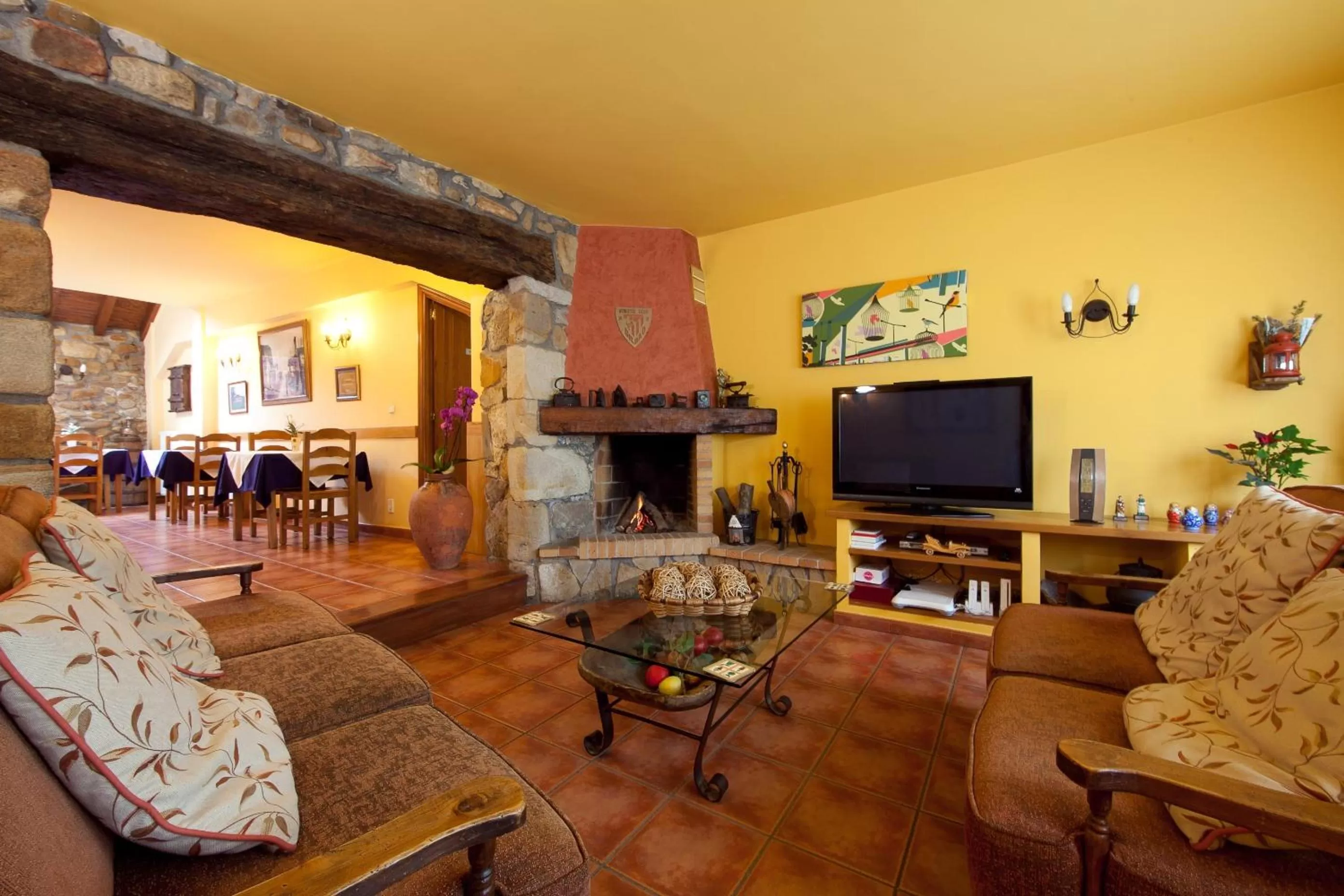 Communal lounge/ TV room in Hotel Matsa B&B