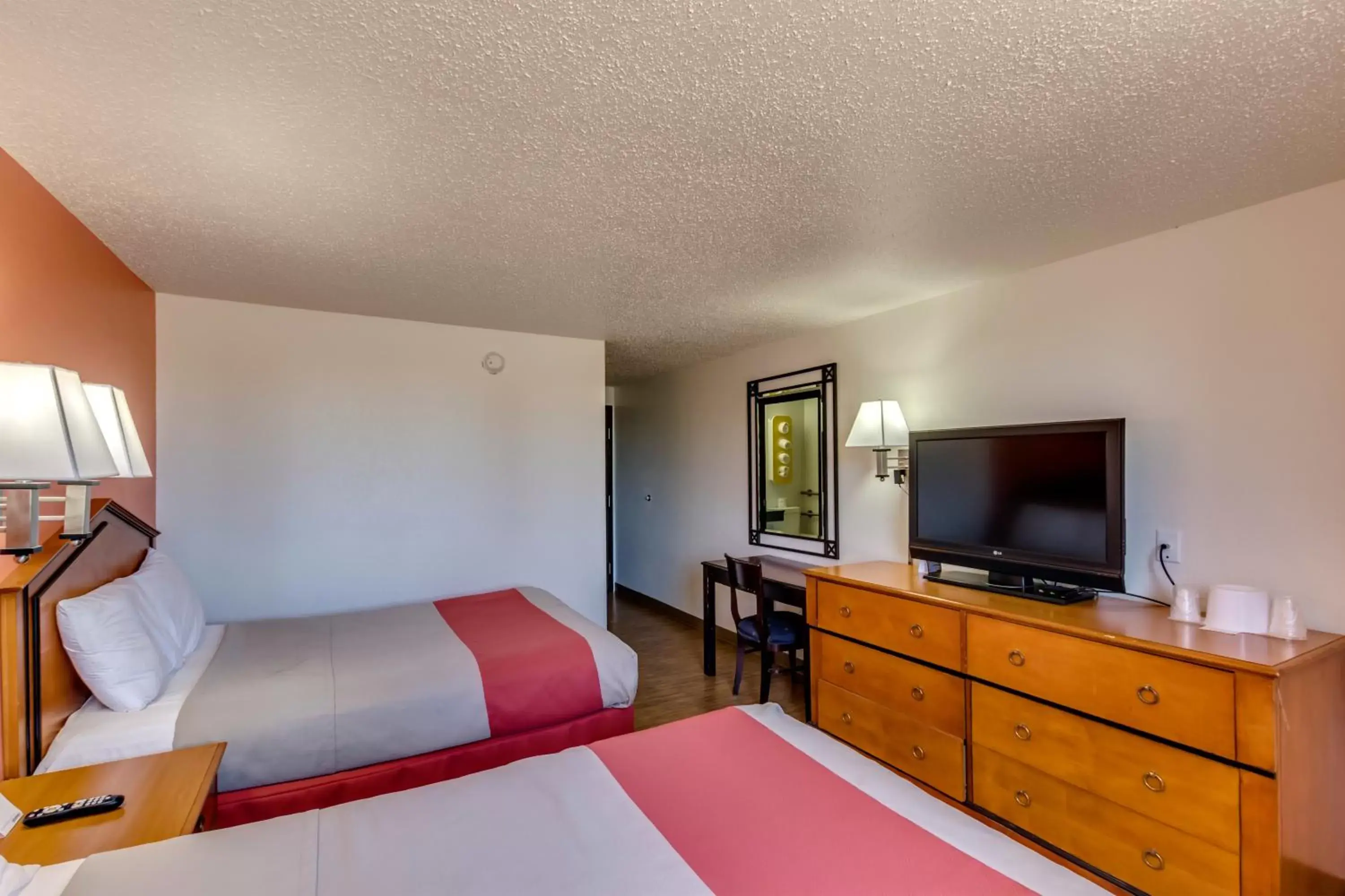 Photo of the whole room, Bed in Motel 6-Albert Lea, MN