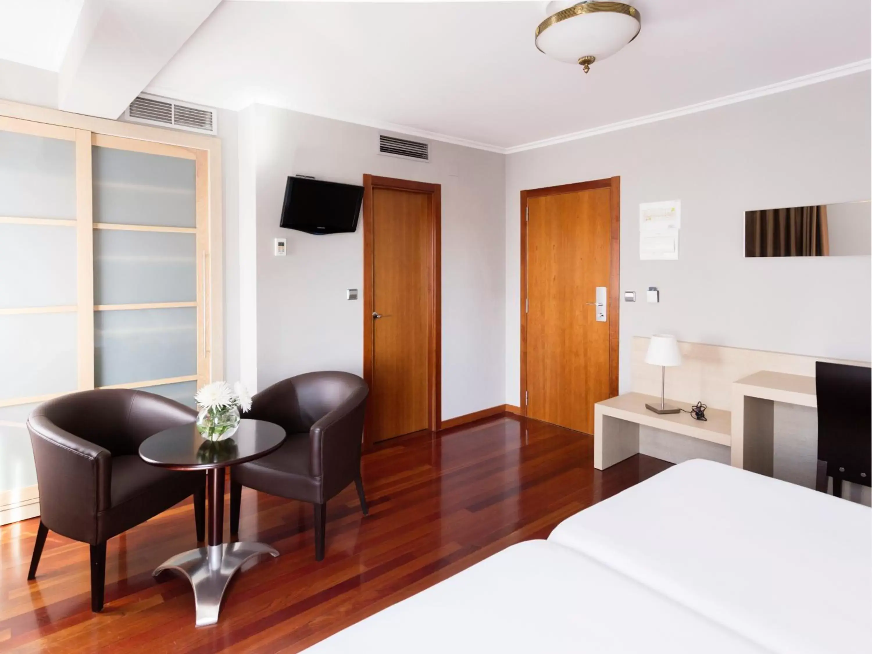 Bedroom, Seating Area in Hotel Valencia