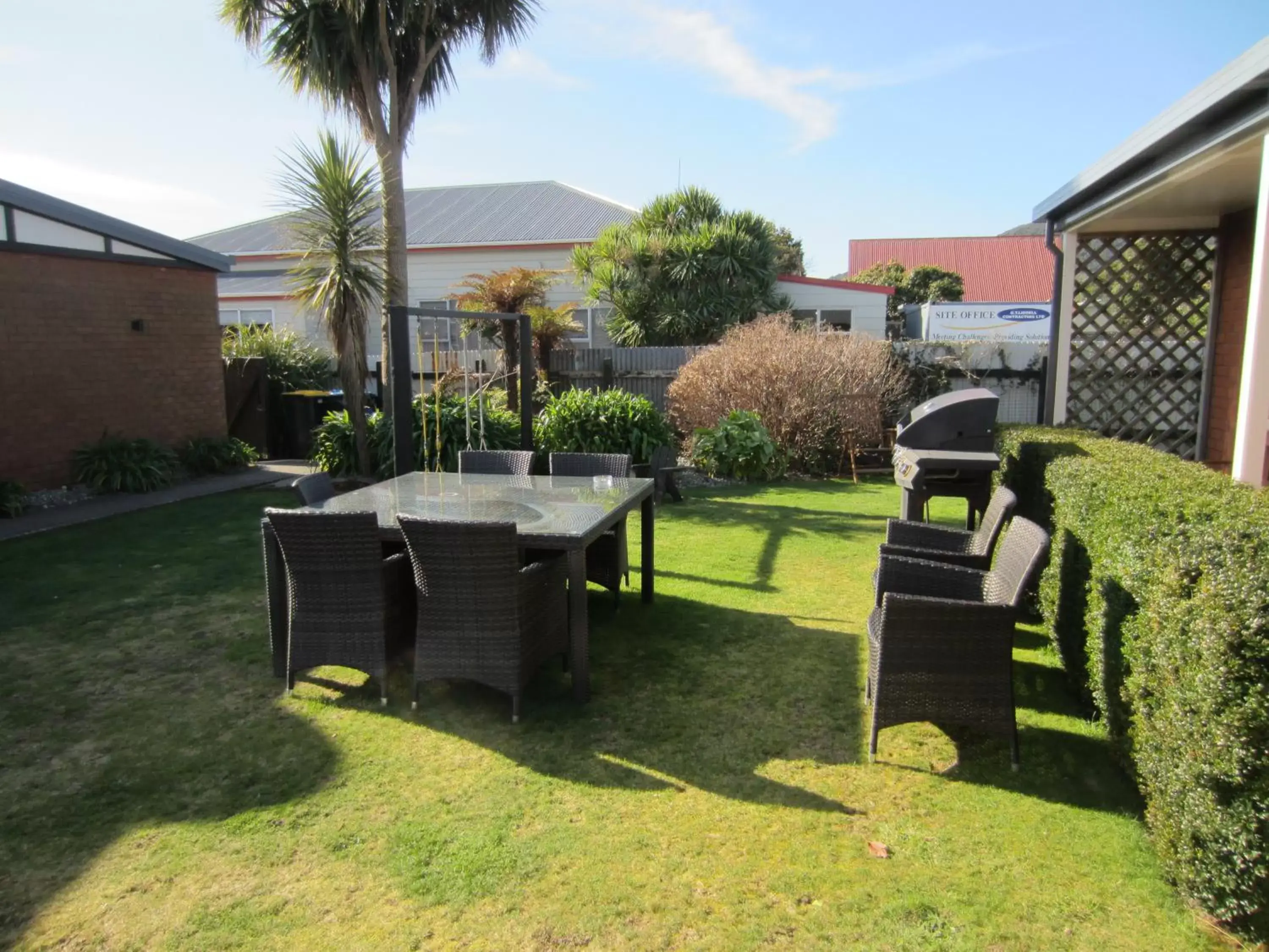 BBQ facilities, Garden in Alpine Rose Motel