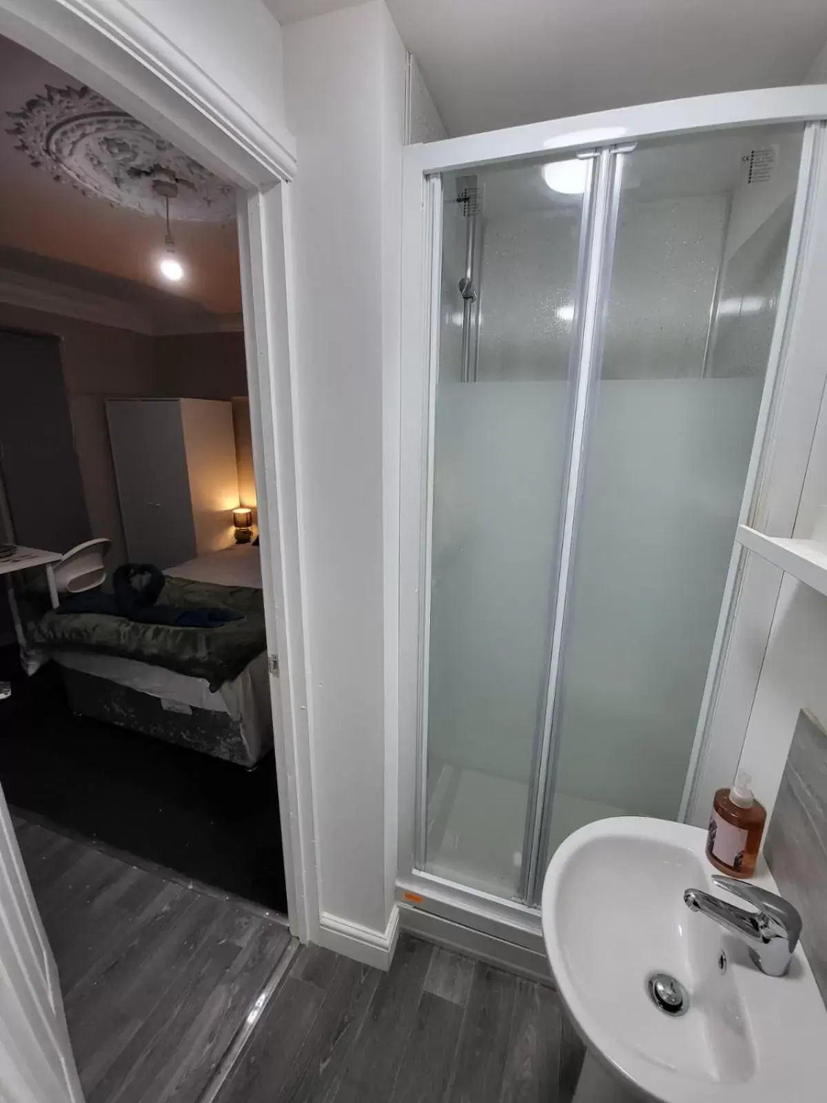 Shower, Bathroom in Easy Living Nottingham - Burns Street