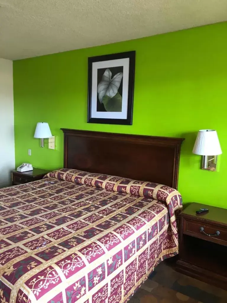 Bed in Travel Inn Motel