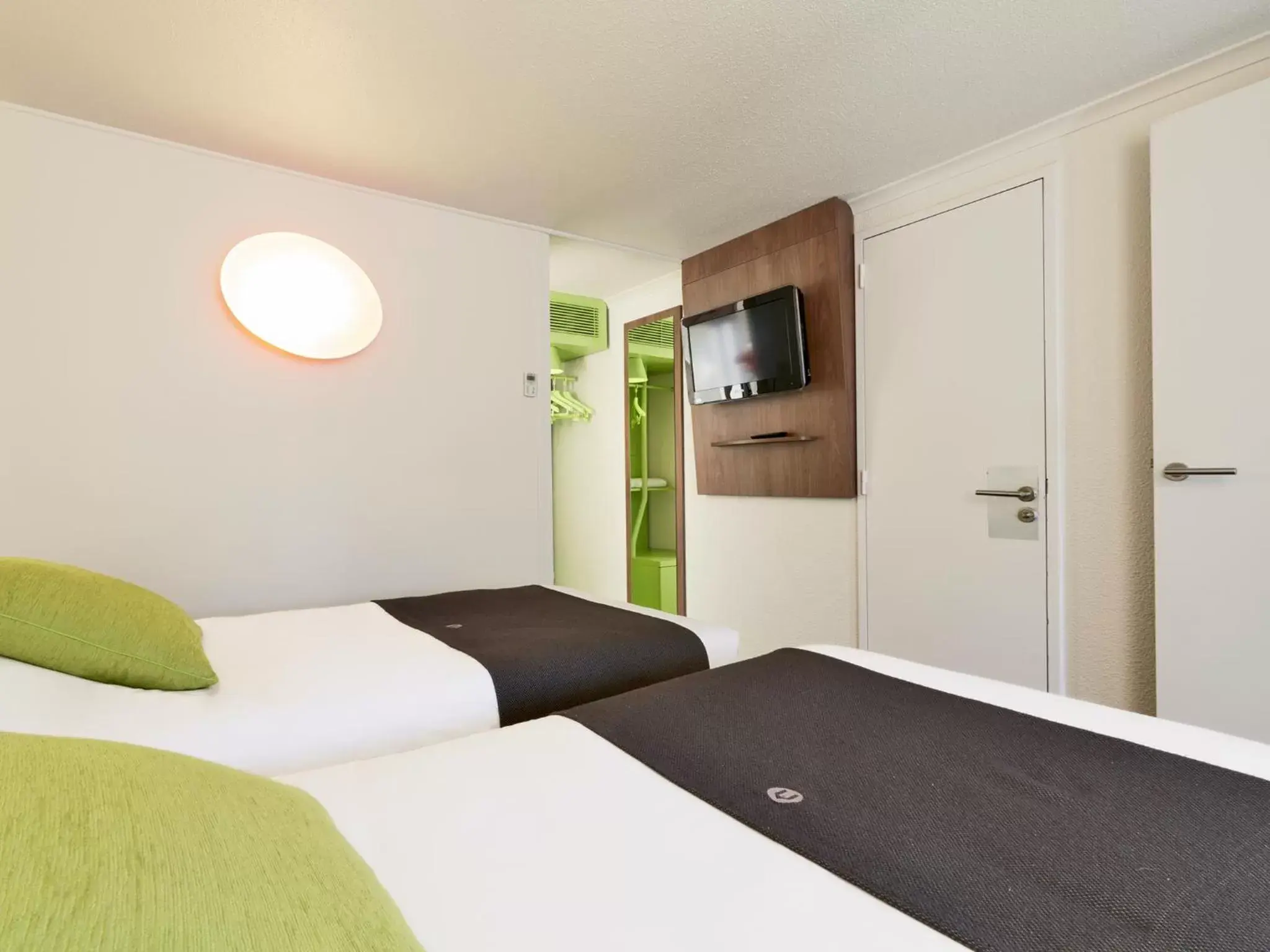 Bed in Campanile Hotel Senlis