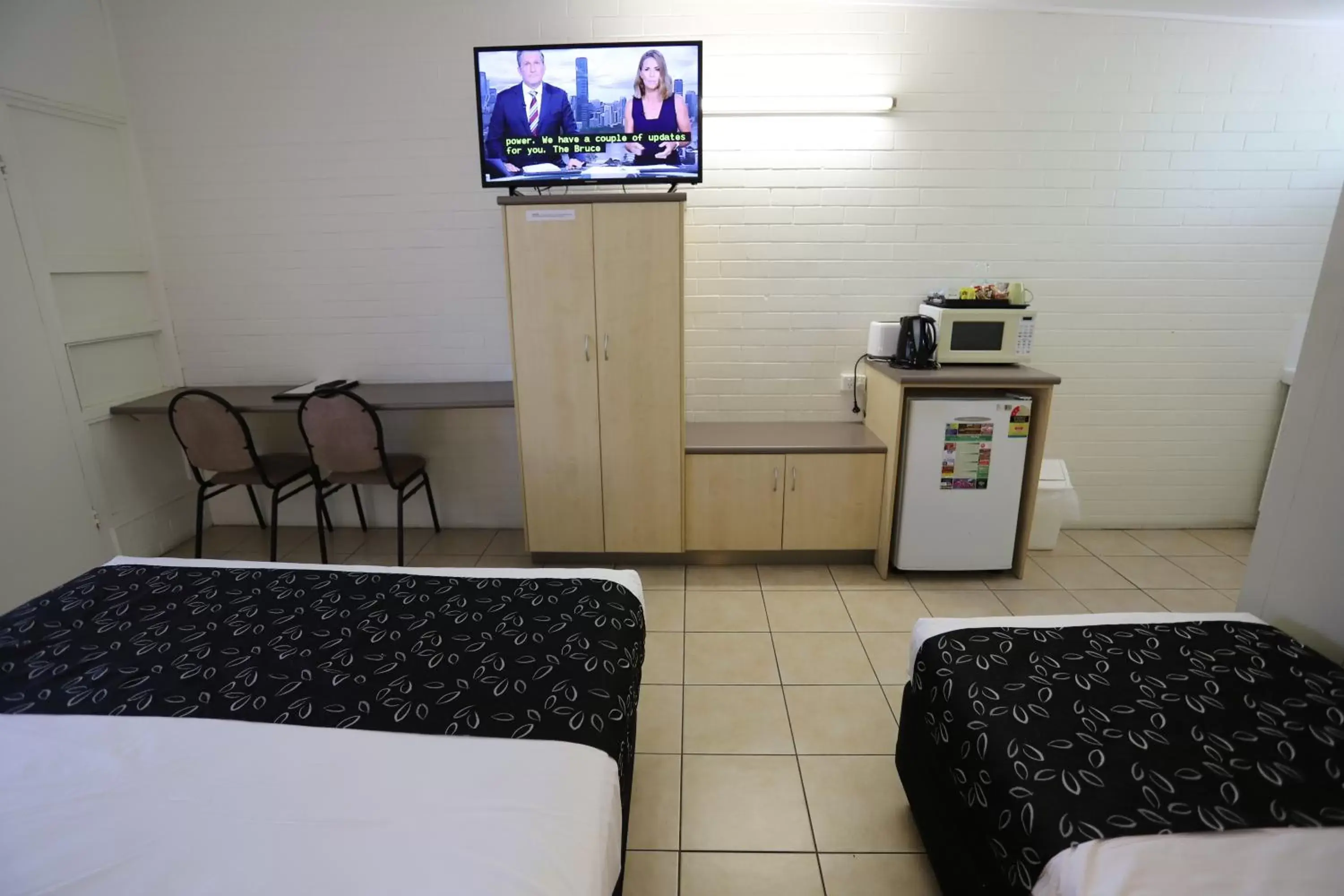 Bed, TV/Entertainment Center in Tropic Coast Motel