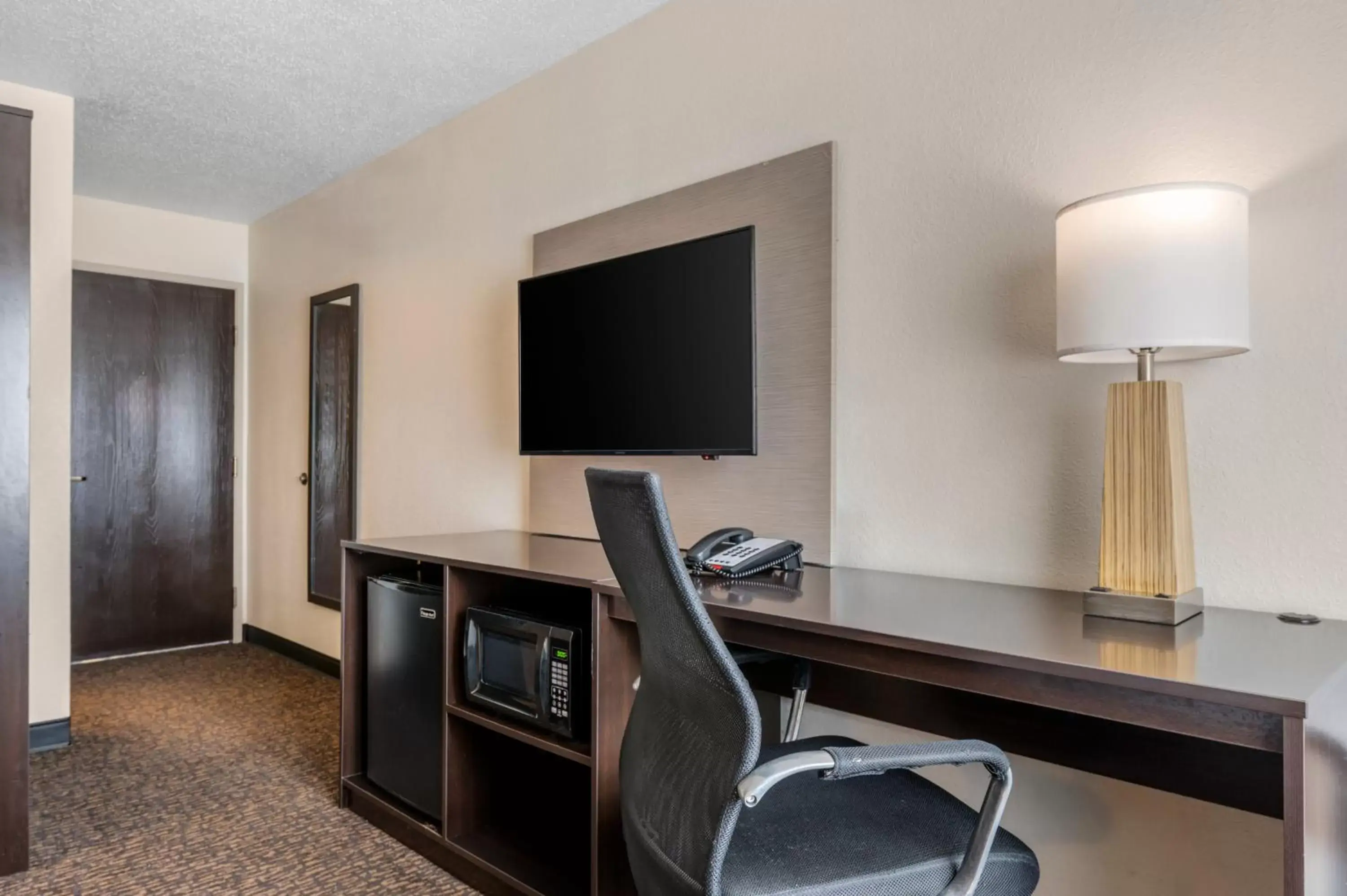 Bed, TV/Entertainment Center in Sleep Inn Naperville