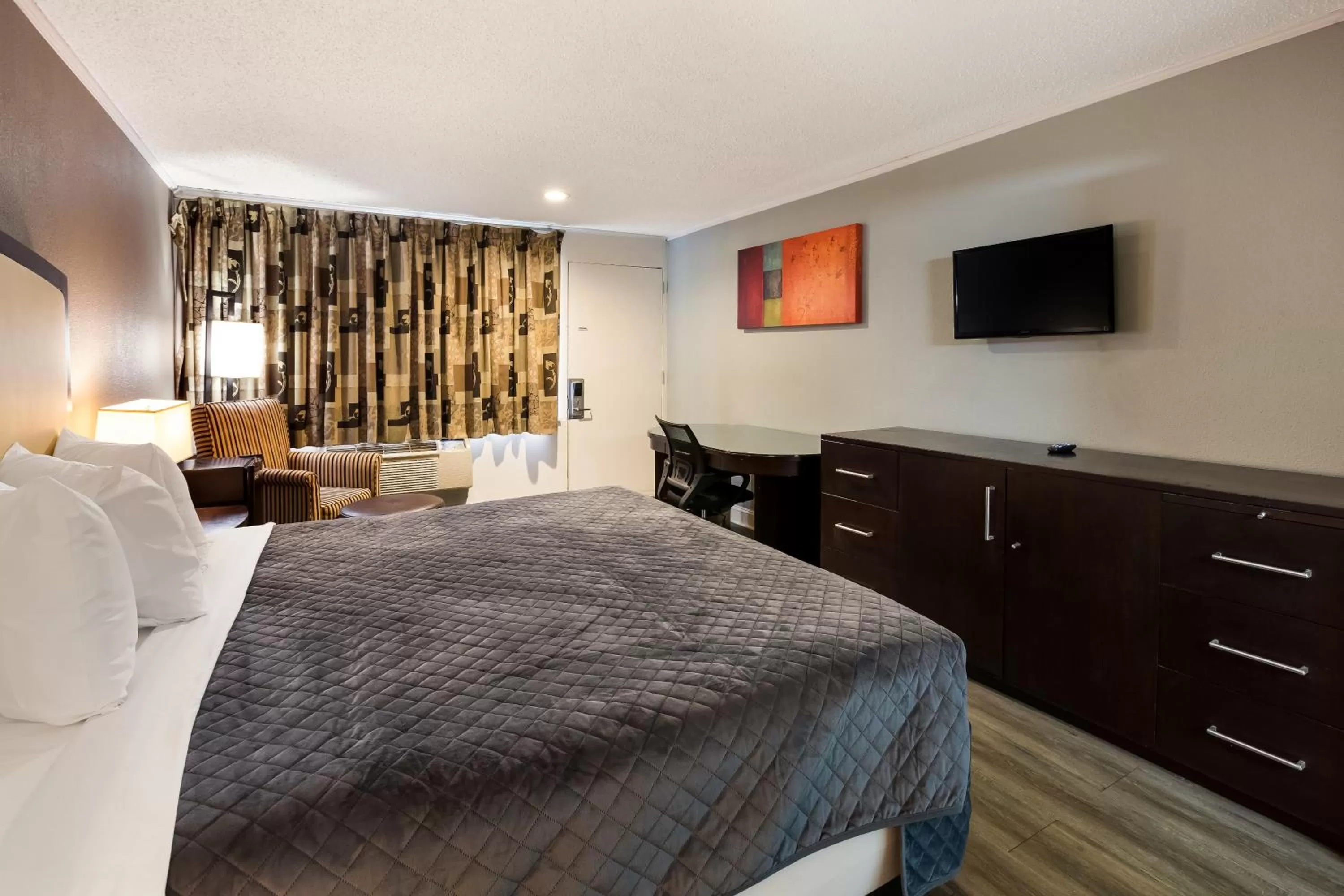 TV and multimedia in Knights Inn Fayetteville - Fort Bragg