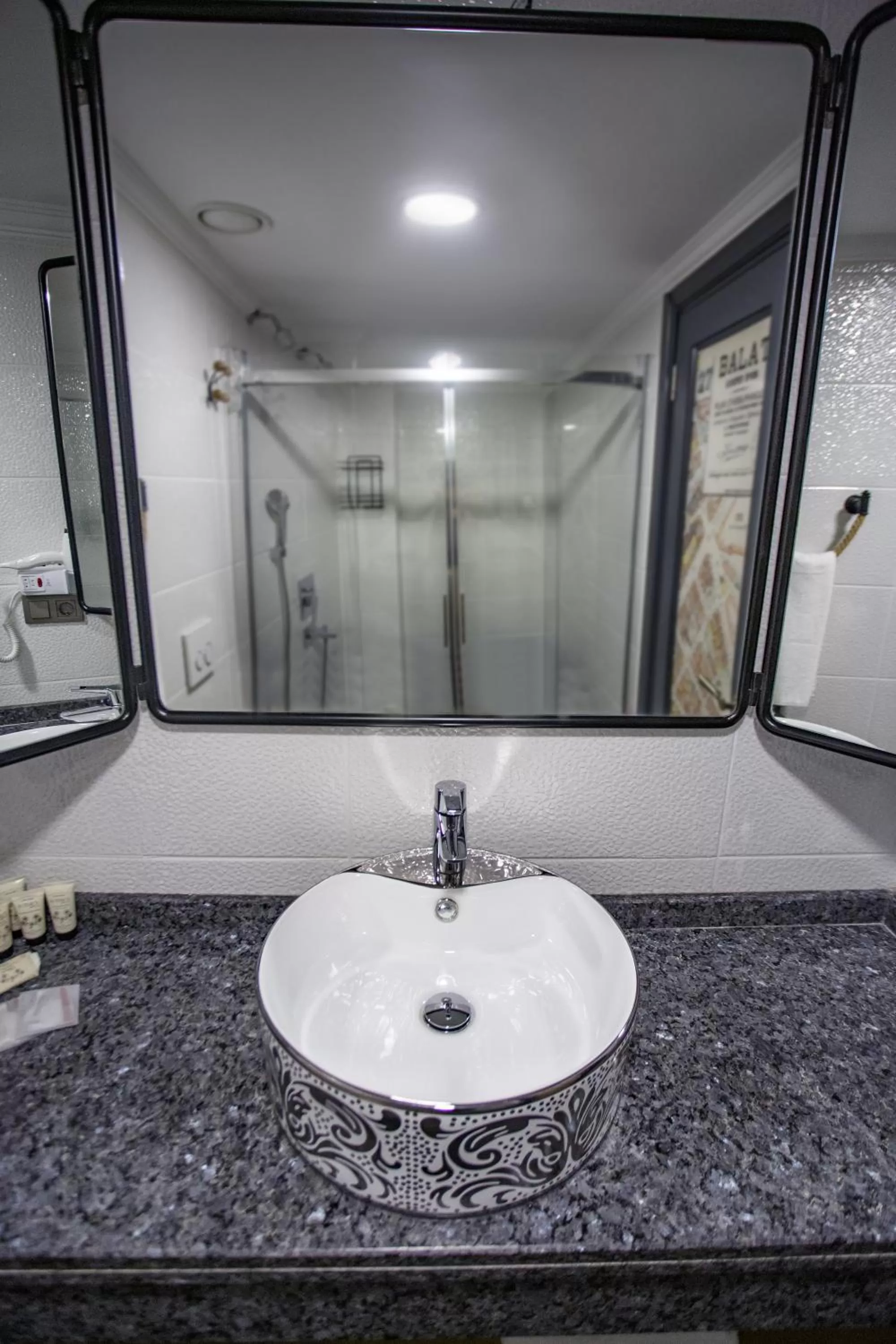 Shower in Istanbul Old City Colorful Houses Balat PETRION Hotel