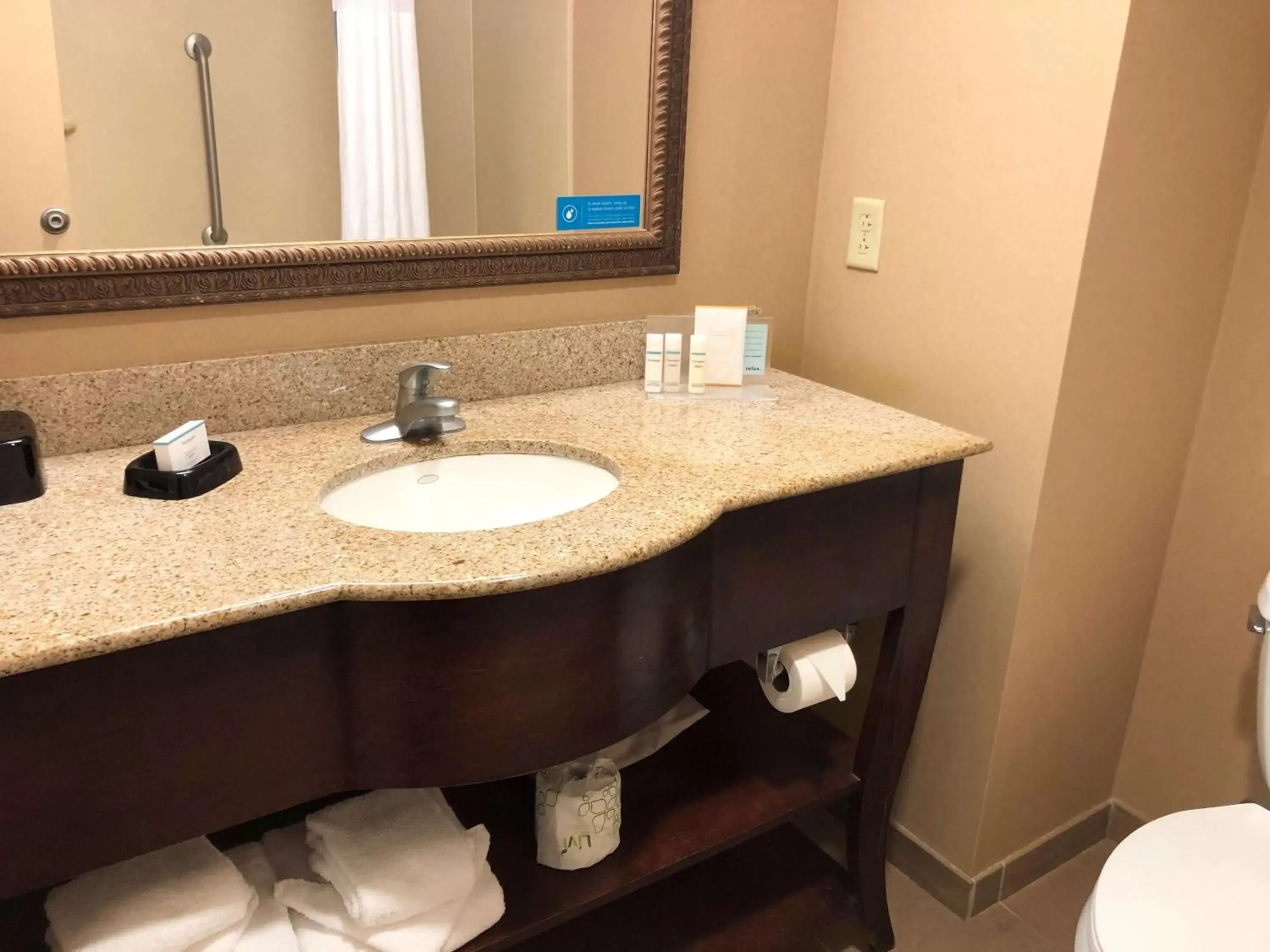 Bedroom, Bathroom in Hampton Inn & Suites Norfolk-Airport