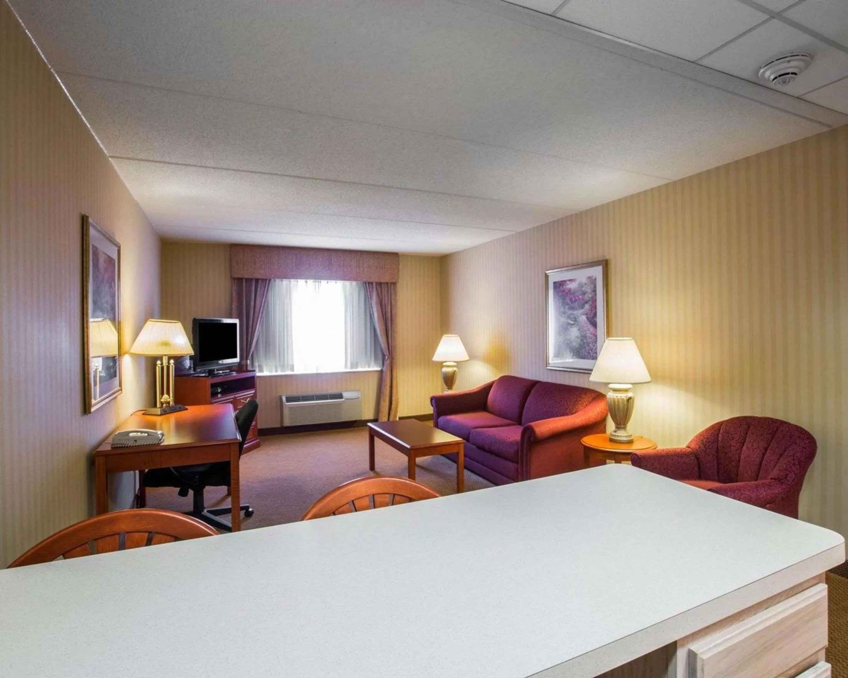 Photo of the whole room in Comfort Inn & Suites Hawthorne