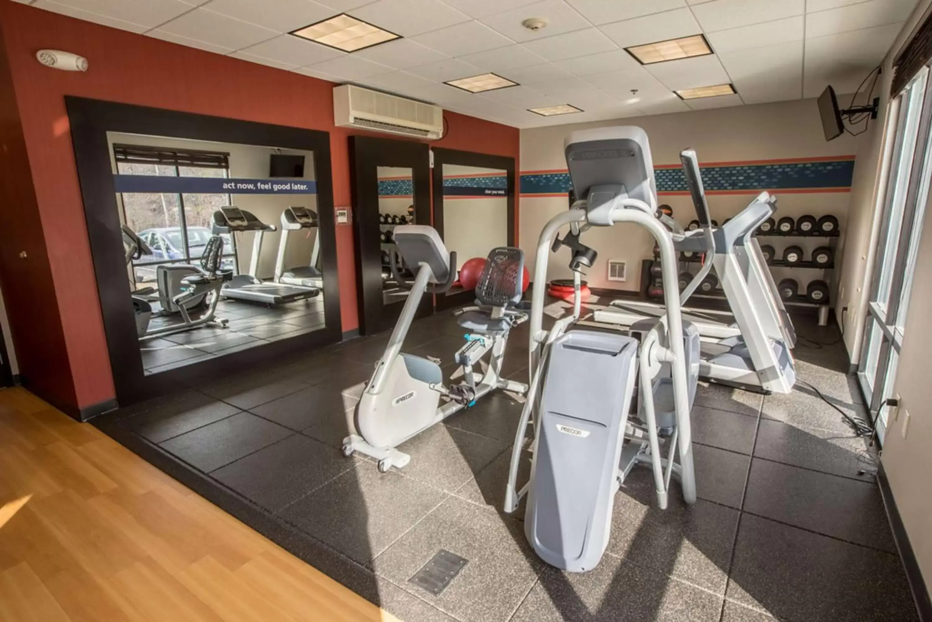 Fitness centre/facilities, Fitness Center/Facilities in Hampton Inn & Suites Tilton