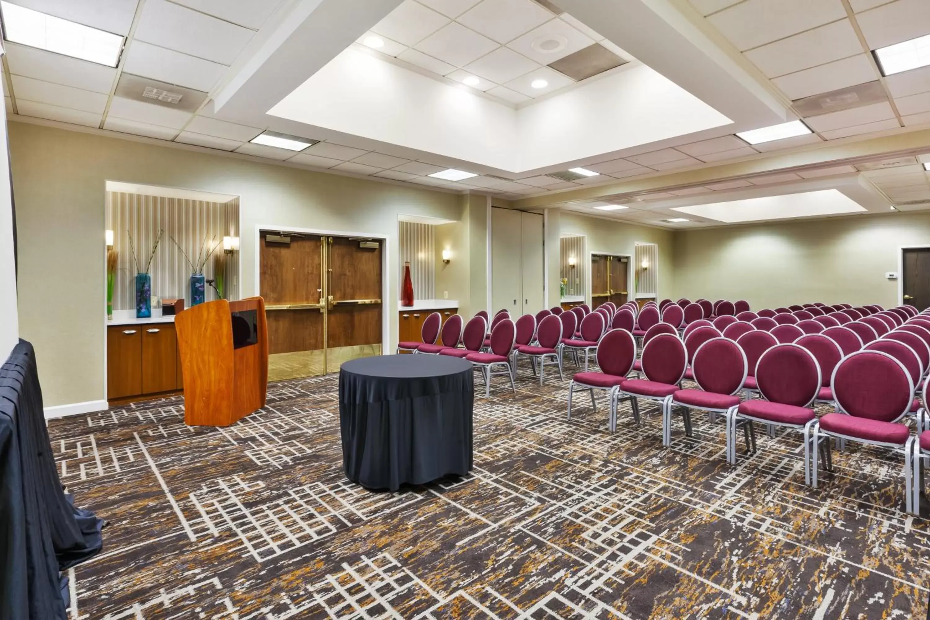 Meeting/conference room in Crowne Plaza Dulles Airport, an IHG Hotel