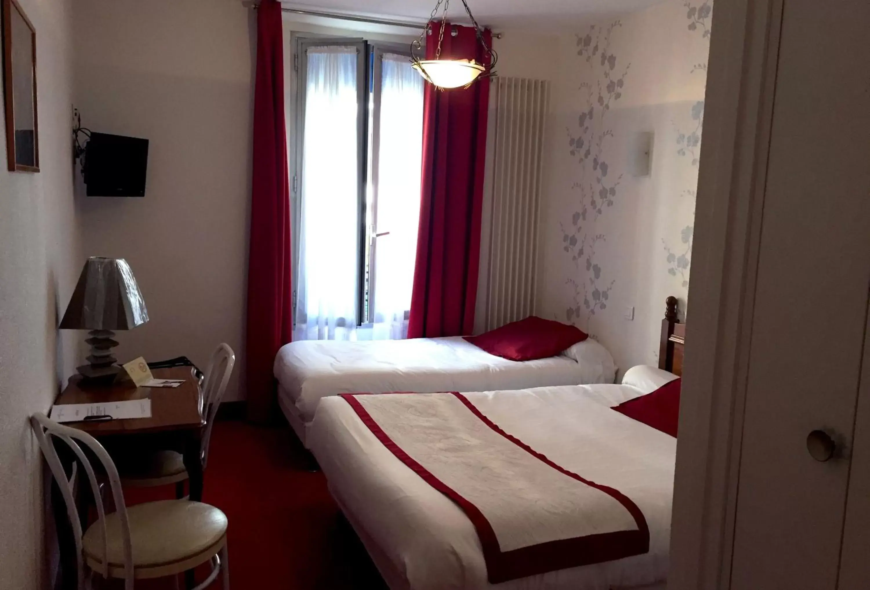 Photo of the whole room, Bed in Hotel Le Clos d'Alésia Photo of the whole room, Bed in Hotel Le Clos d'Alésia