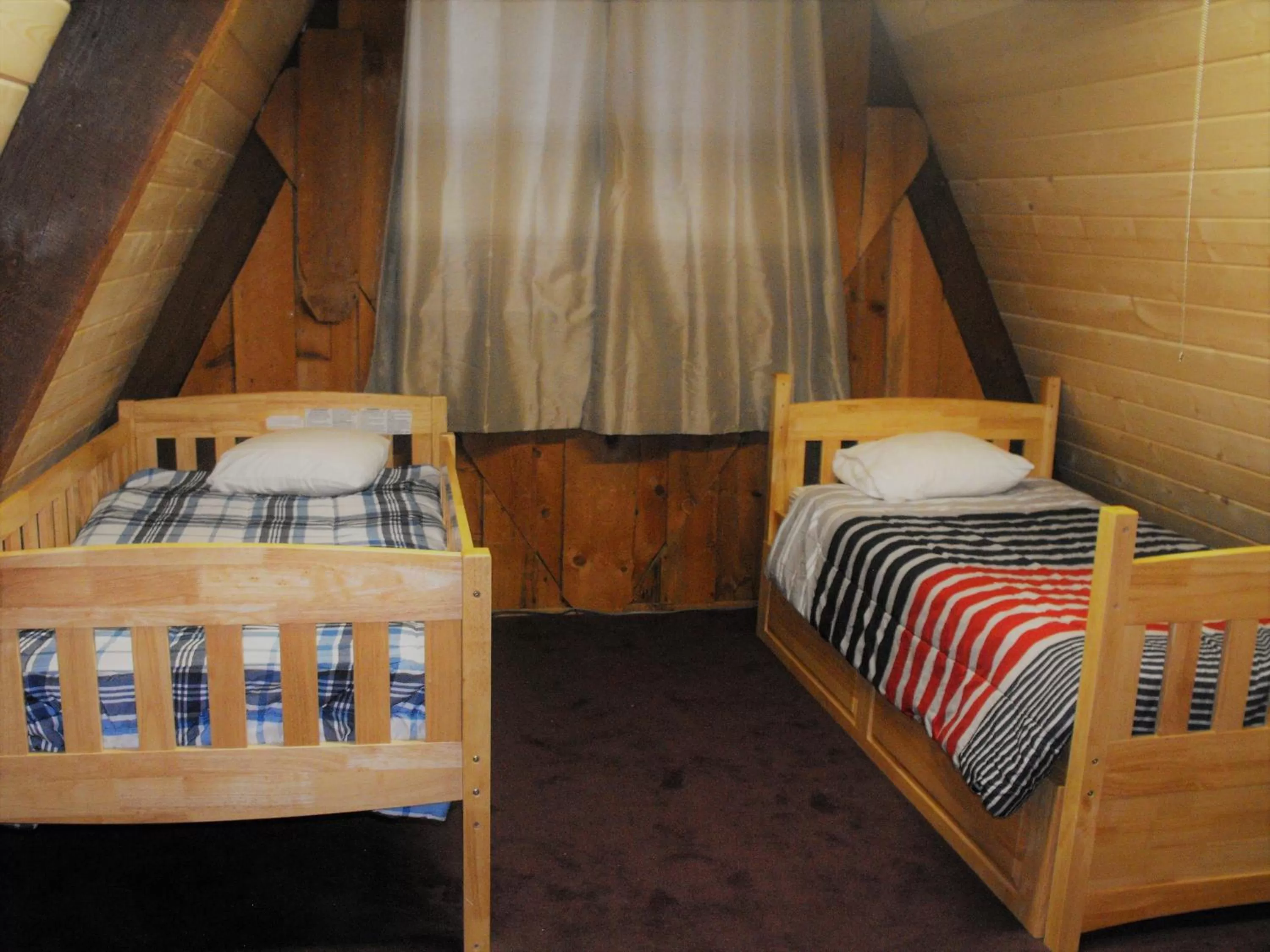 Bed in Eagle Crater Lake Inn