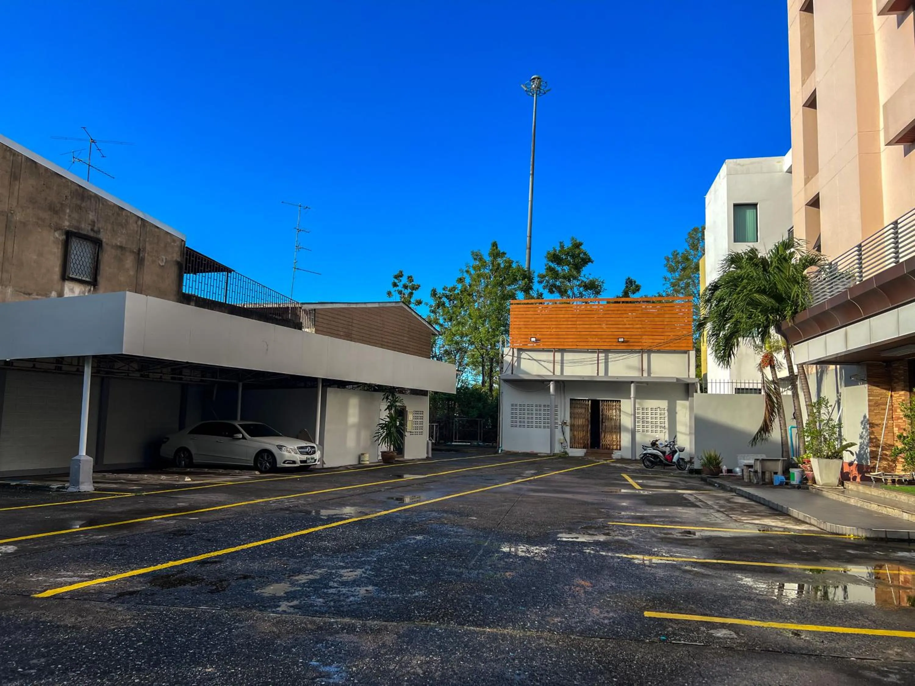 Parking in River Grand Hotel