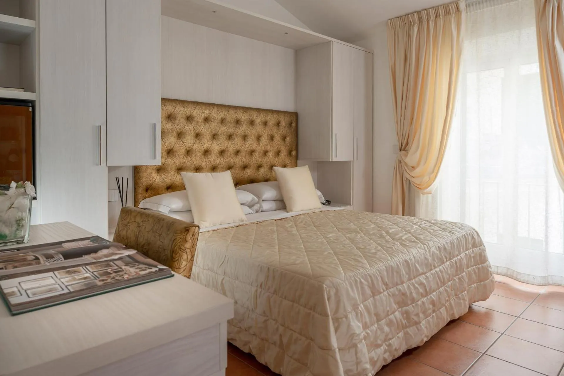 Photo of the whole room, Bed in Albergo Rossini 1936 Small & Charming