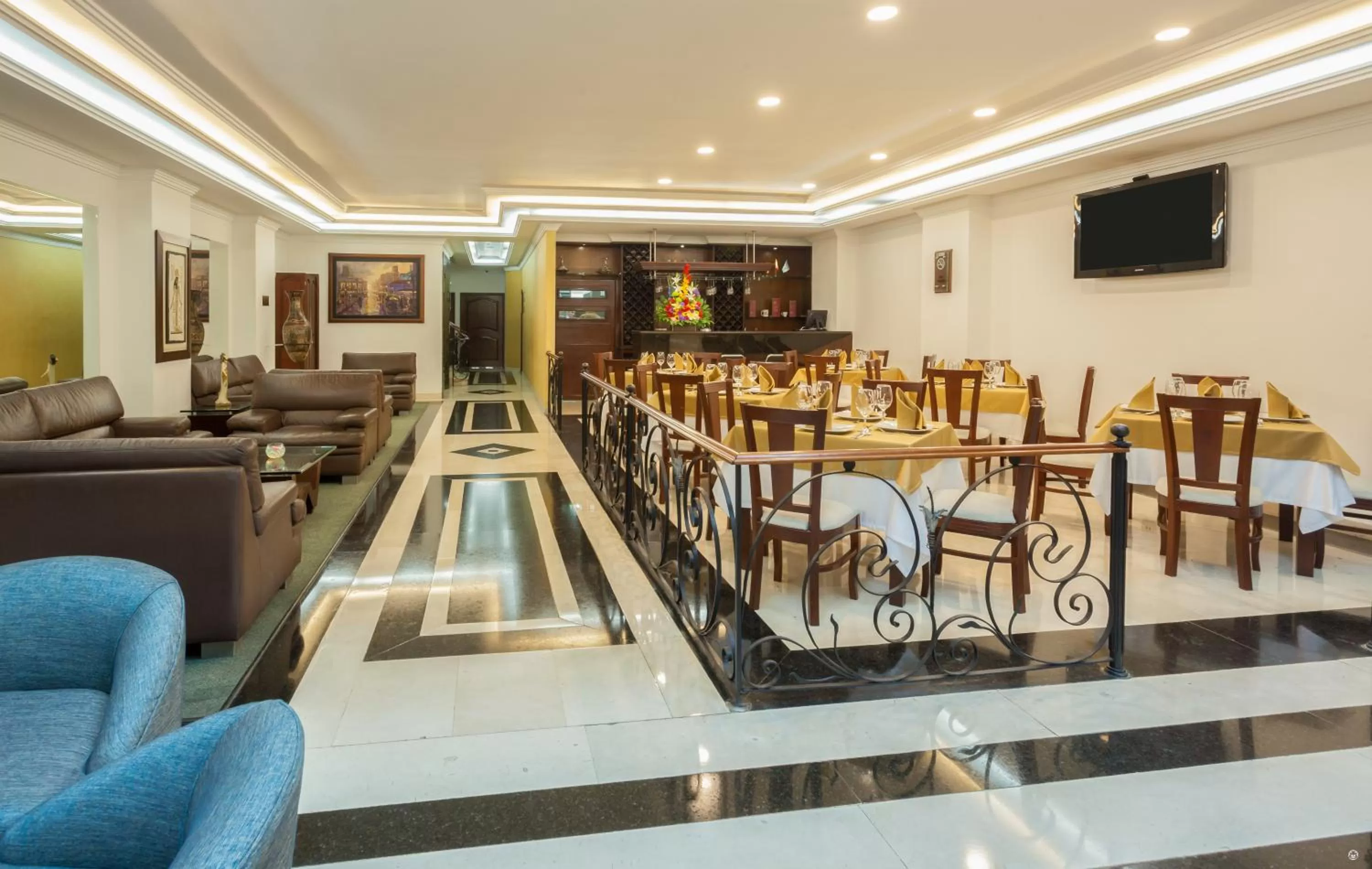 Restaurant/places to eat in Hotel Embassy Park