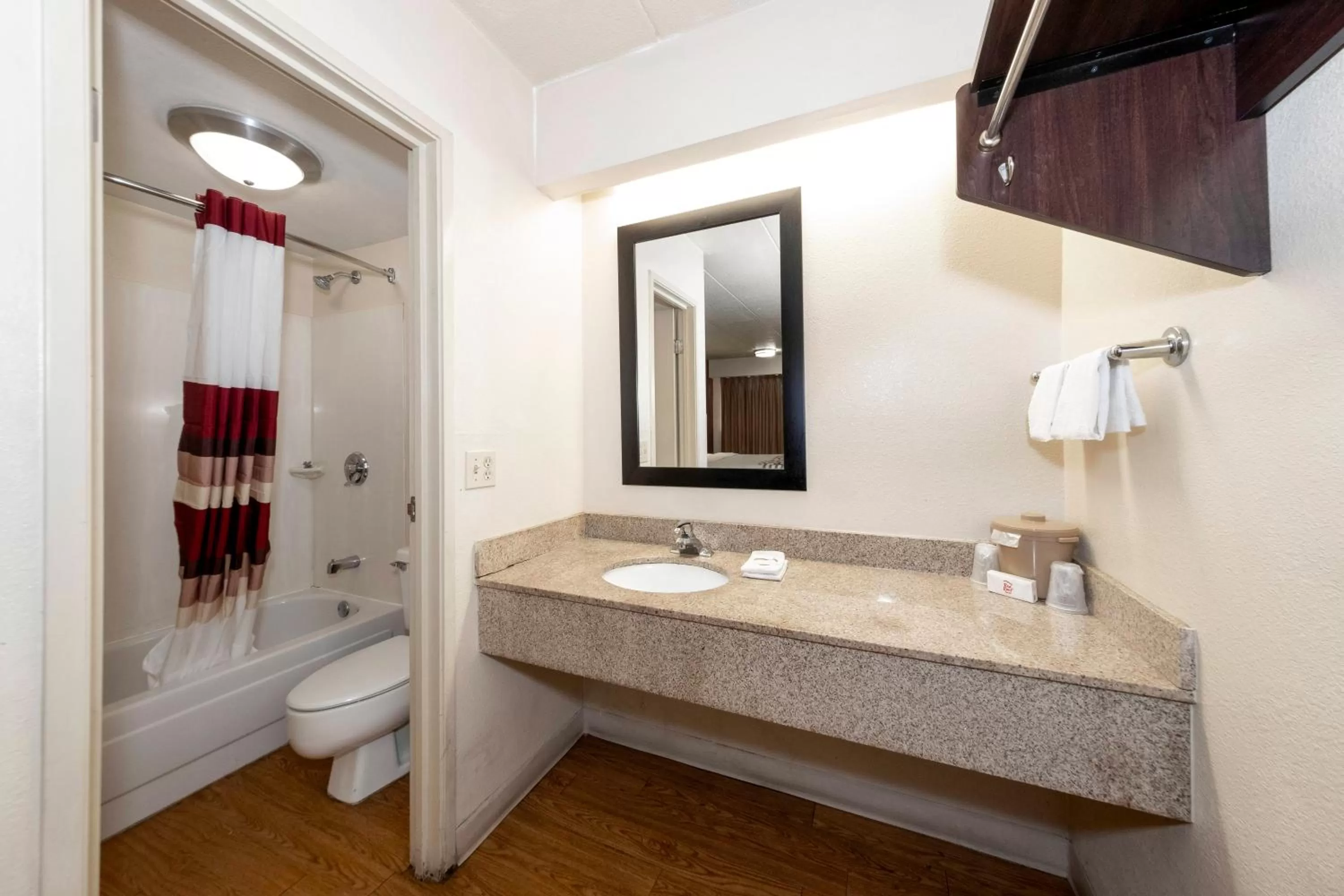 Bathroom in Red Roof Inn Chicago - Lansing