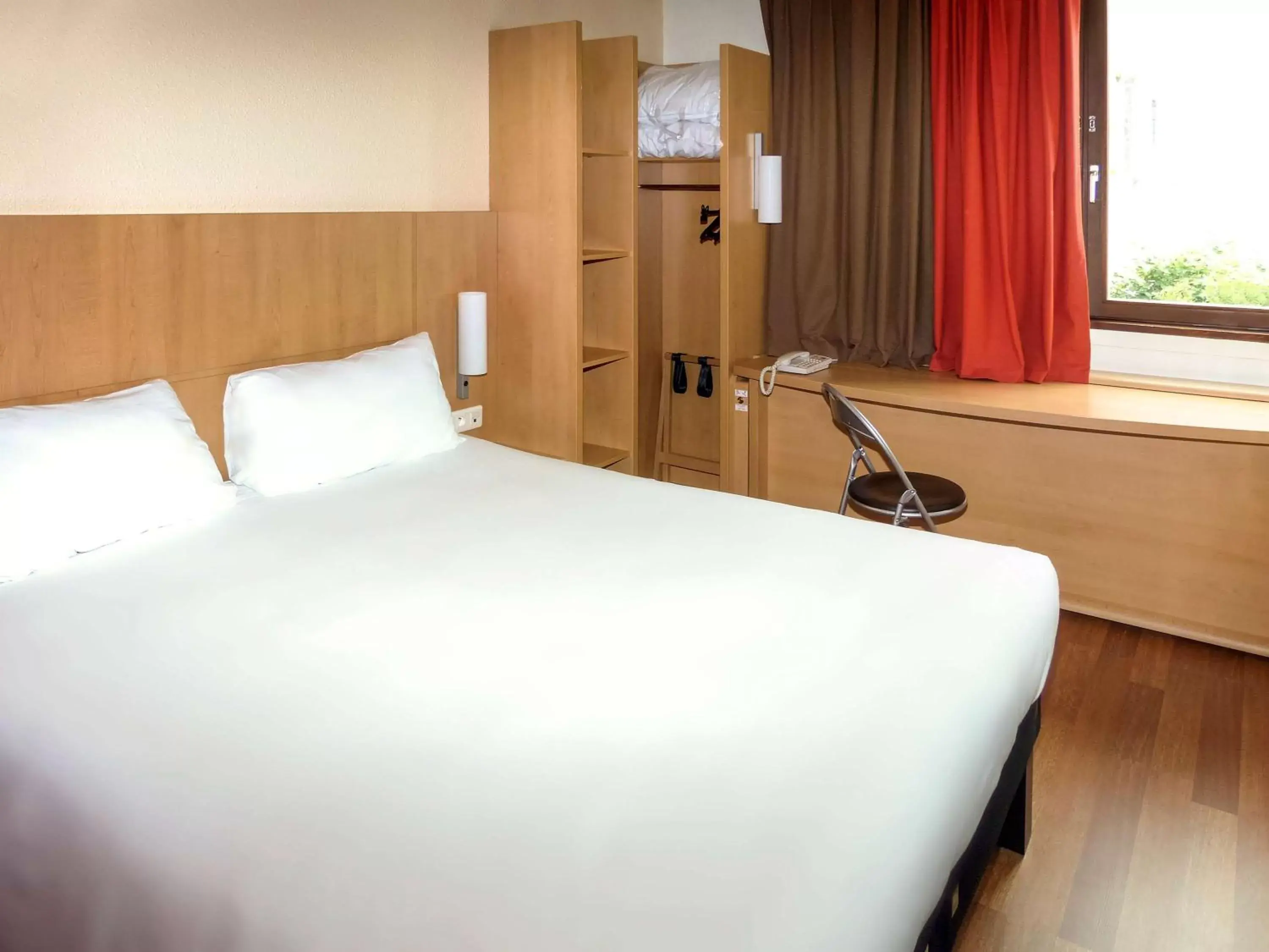 Photo of the whole room, Bed in ibis Périgueux Centre