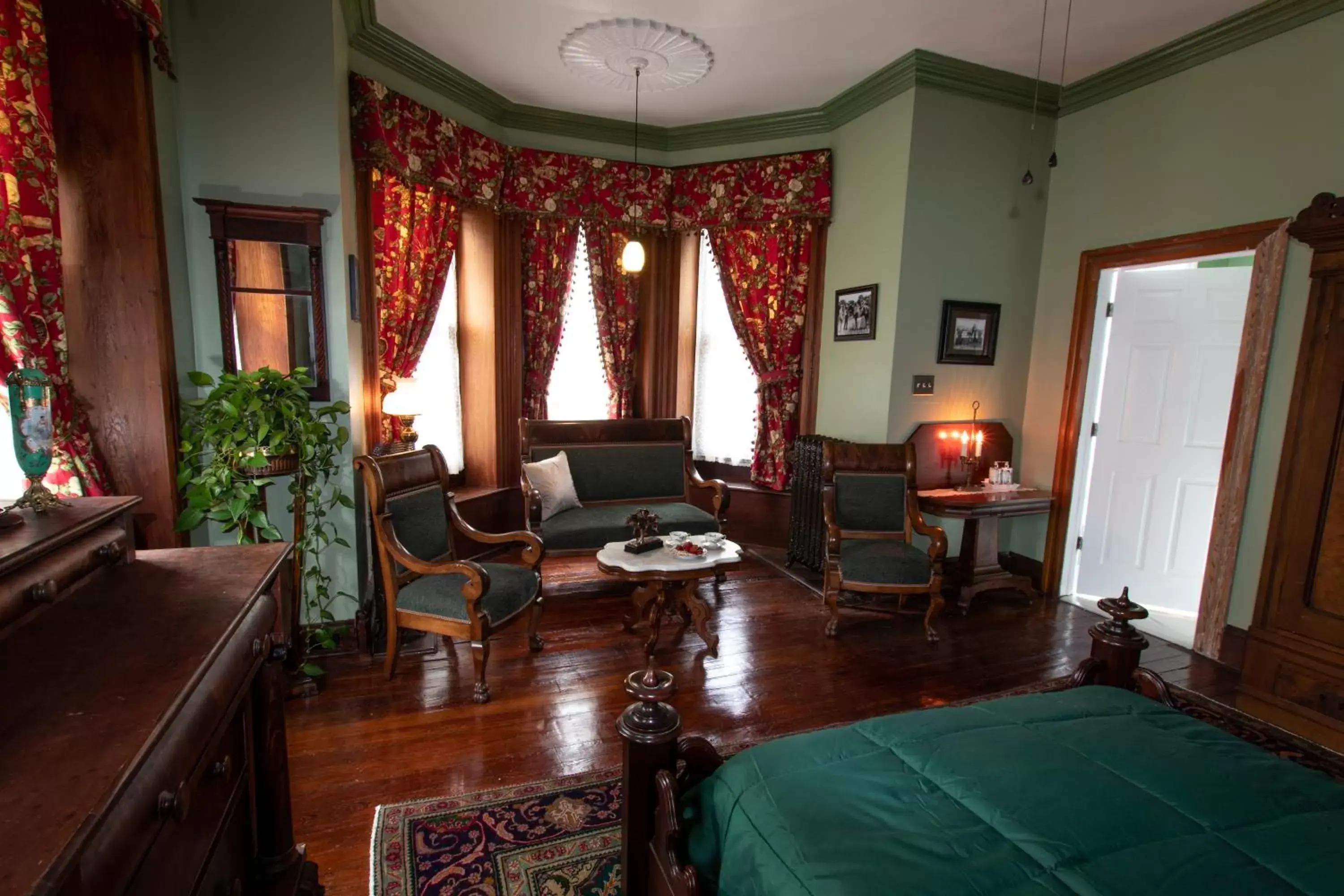 Property building, Seating Area in Gifford-Risley House Bed and Breakfast