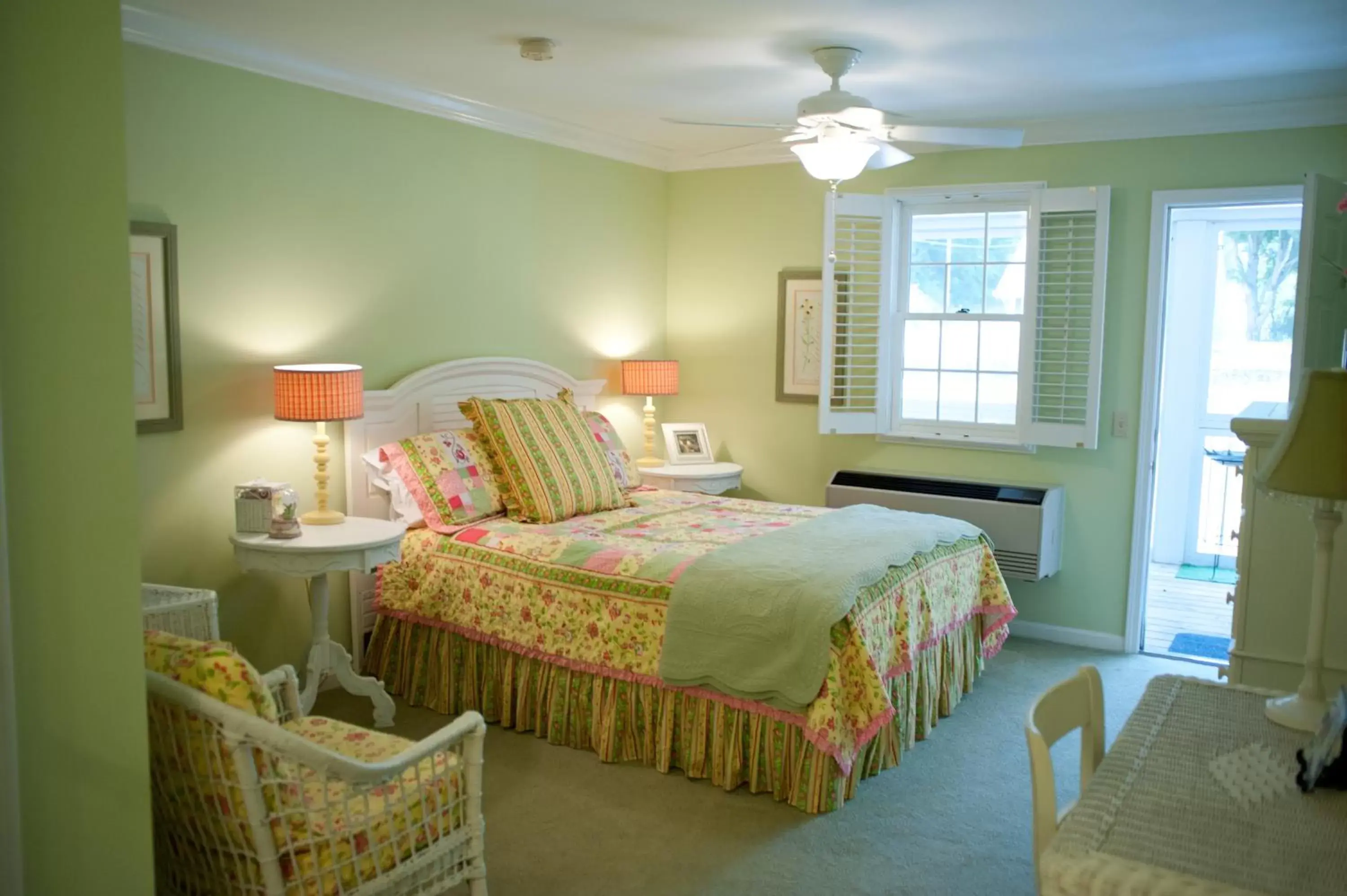 Photo of the whole room, Bed in Green Tree Inn