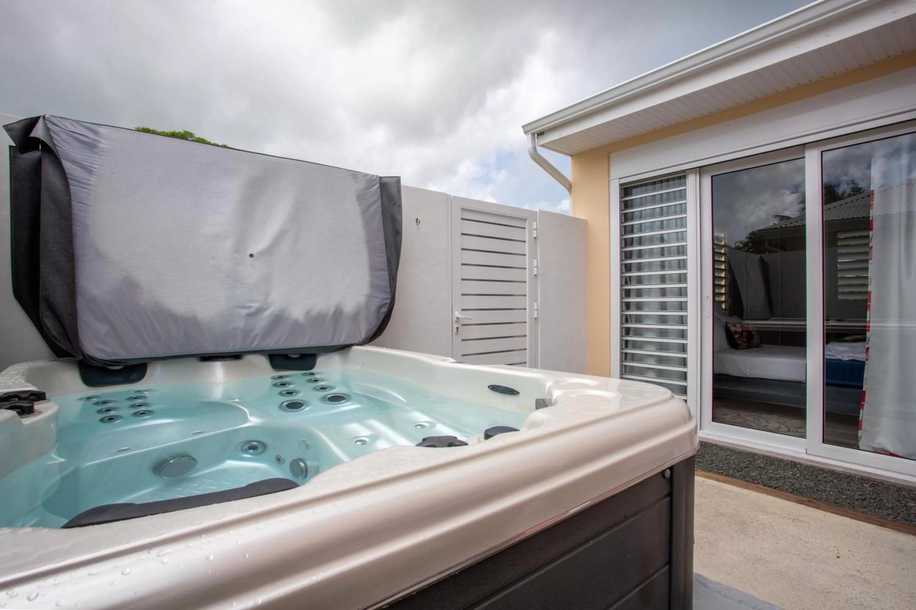 Hot Tub in Hôtel Guadeloupe Palm Suites