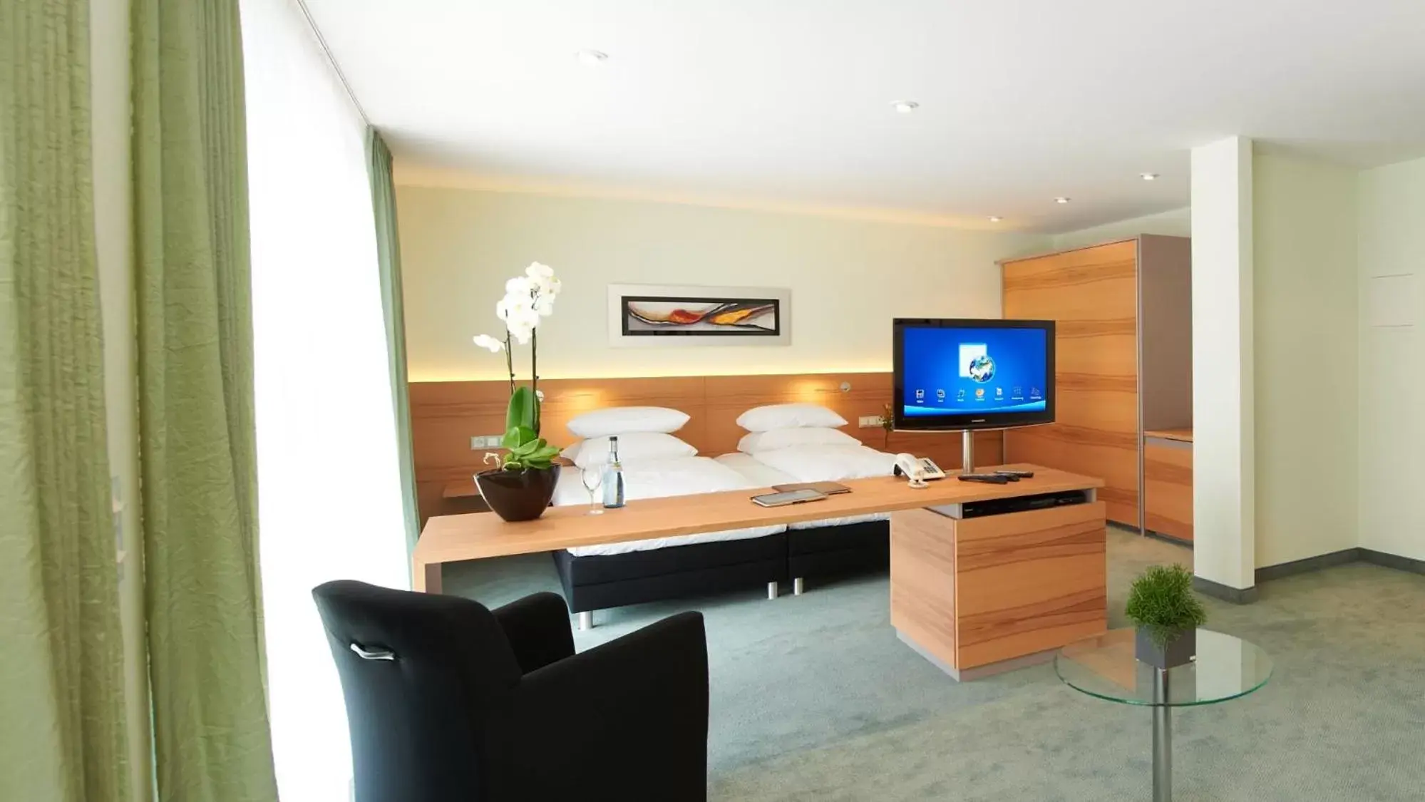 Photo of the whole room, TV/Entertainment Center in Hirsch Hotel