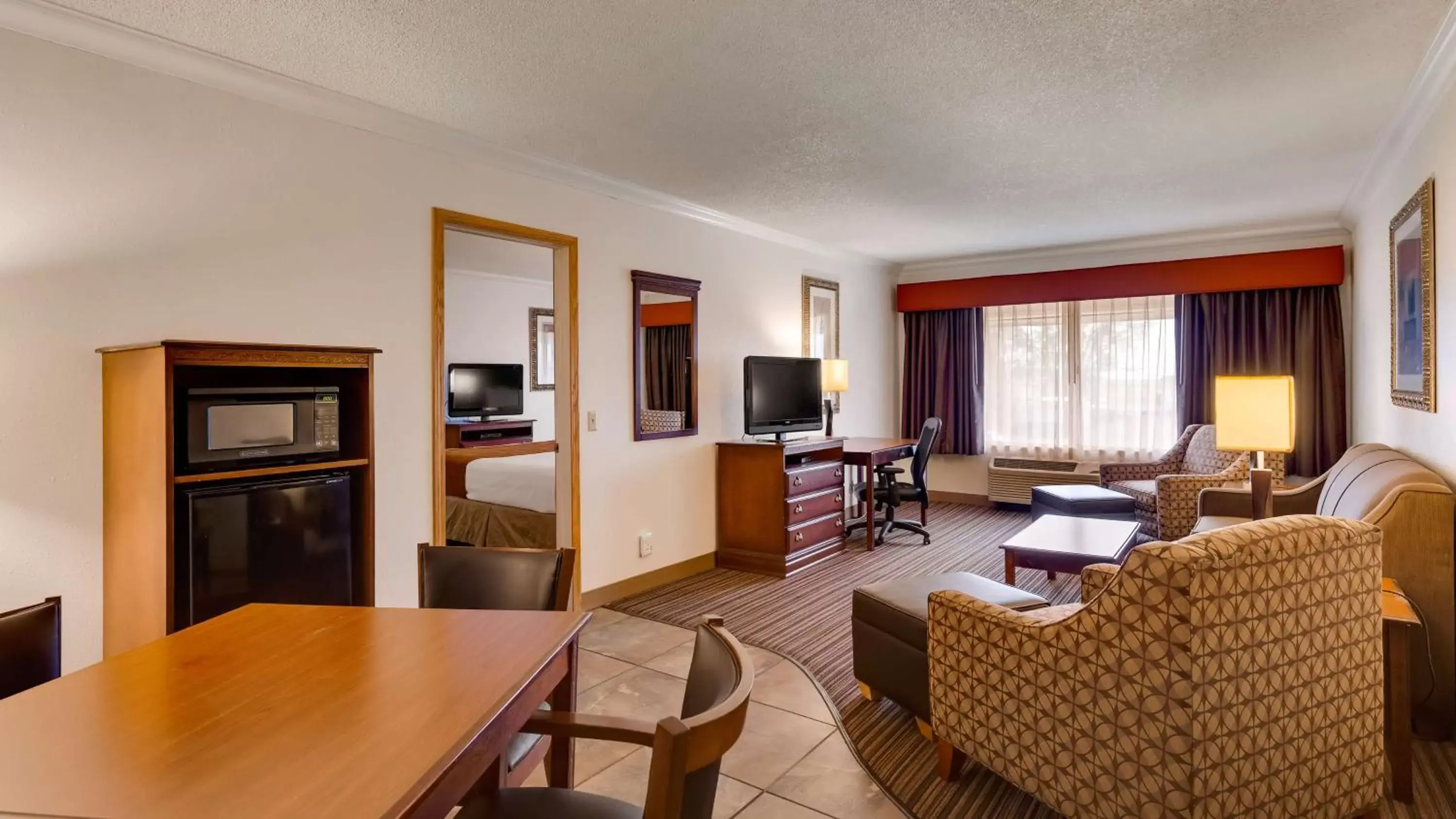 Photo of the whole room, Seating Area in Best Western War Bonnet Inn