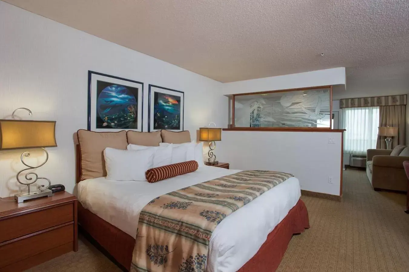 Living room, Bed in Shilo Inn Suites Ocean Shores