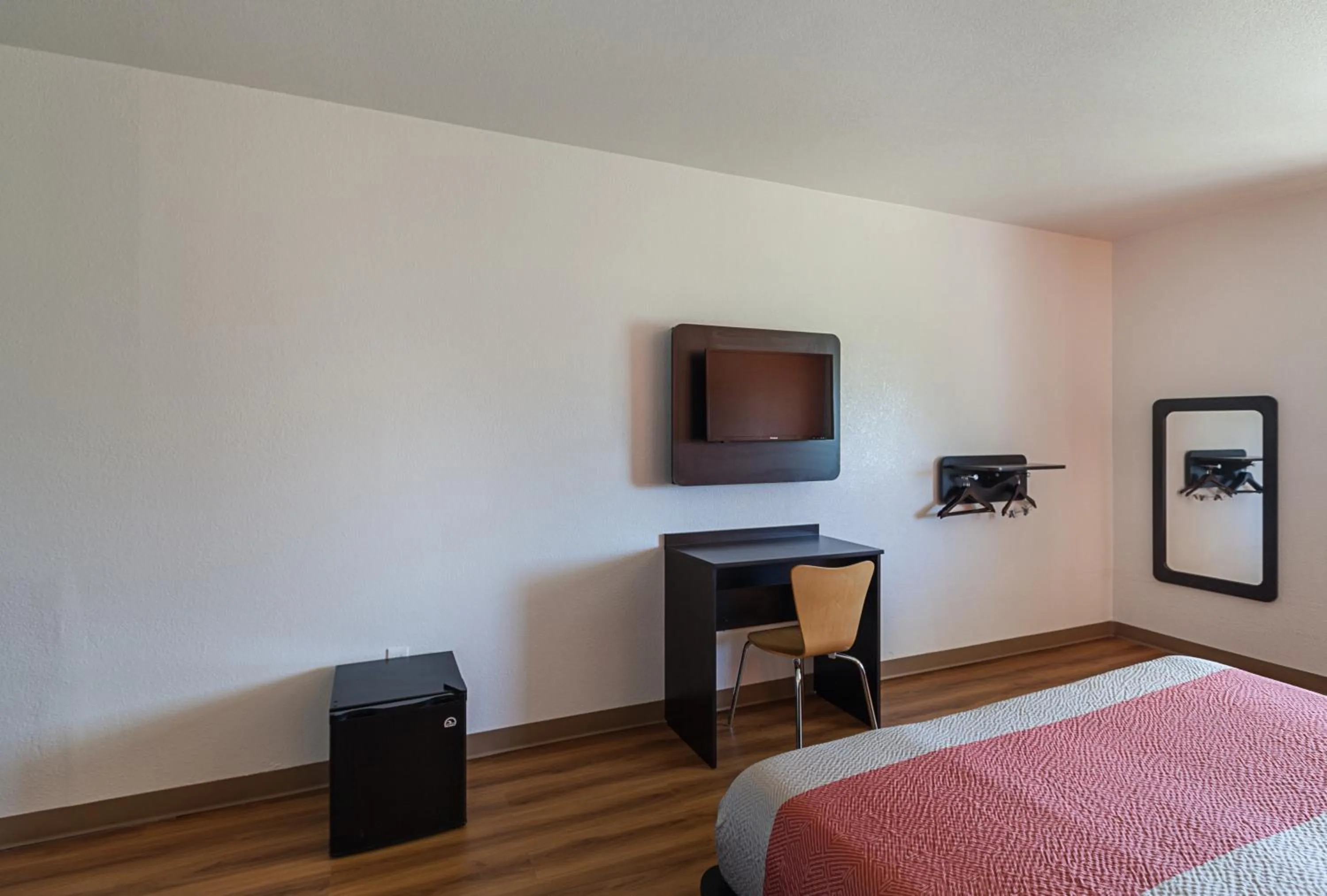 Bedroom, Bed in Motel 6-Bedford, TX - Fort Worth