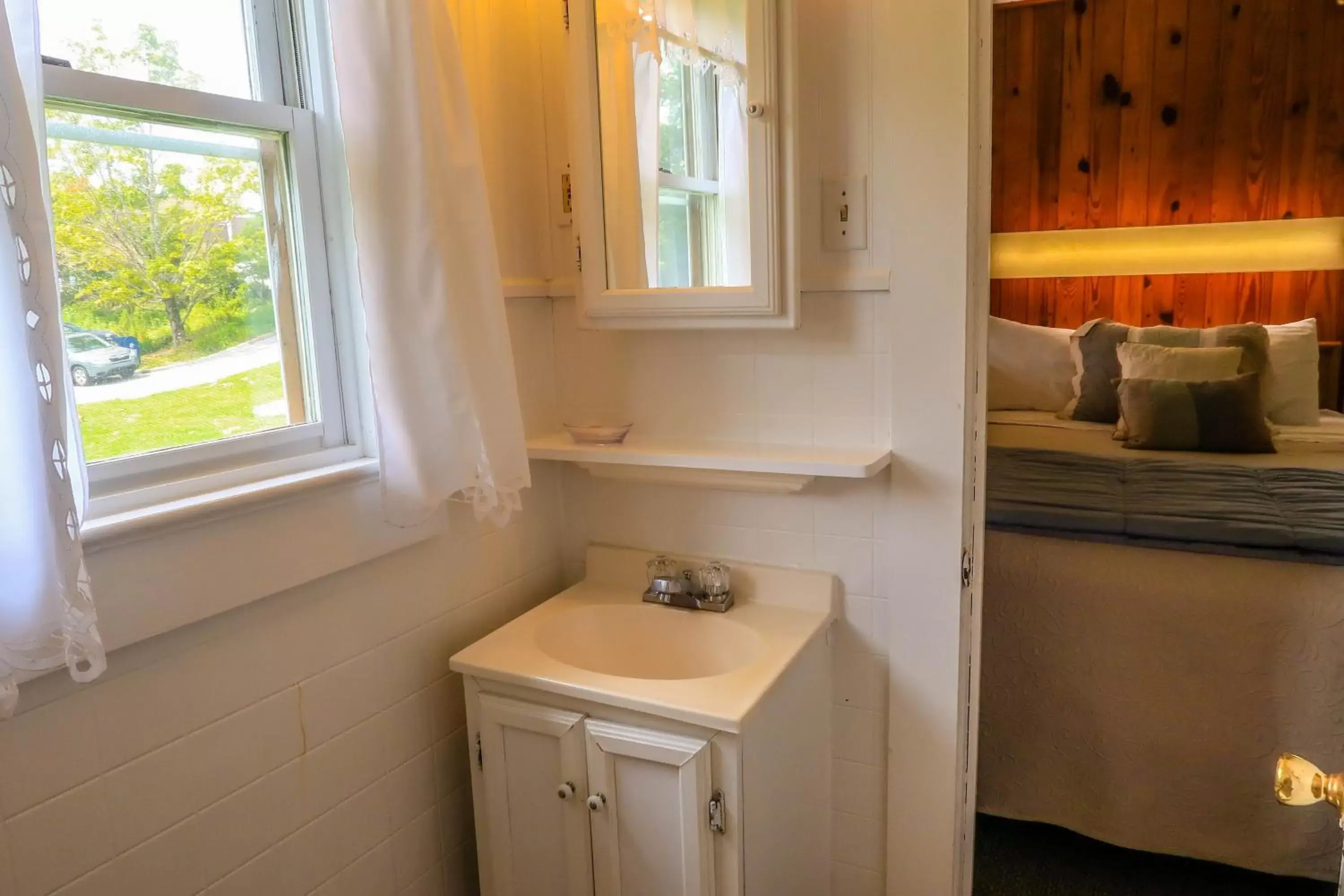 Bathroom in Mountainaire Inn and Log Cabins