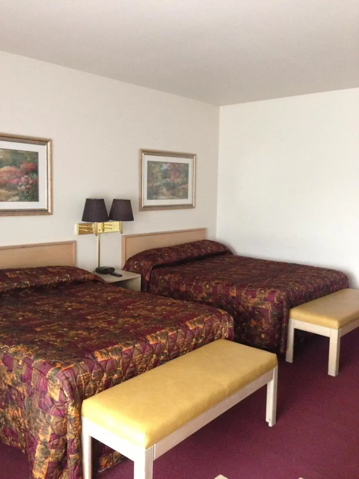 Photo of the whole room, Bed in Edgewater Inn and Suites