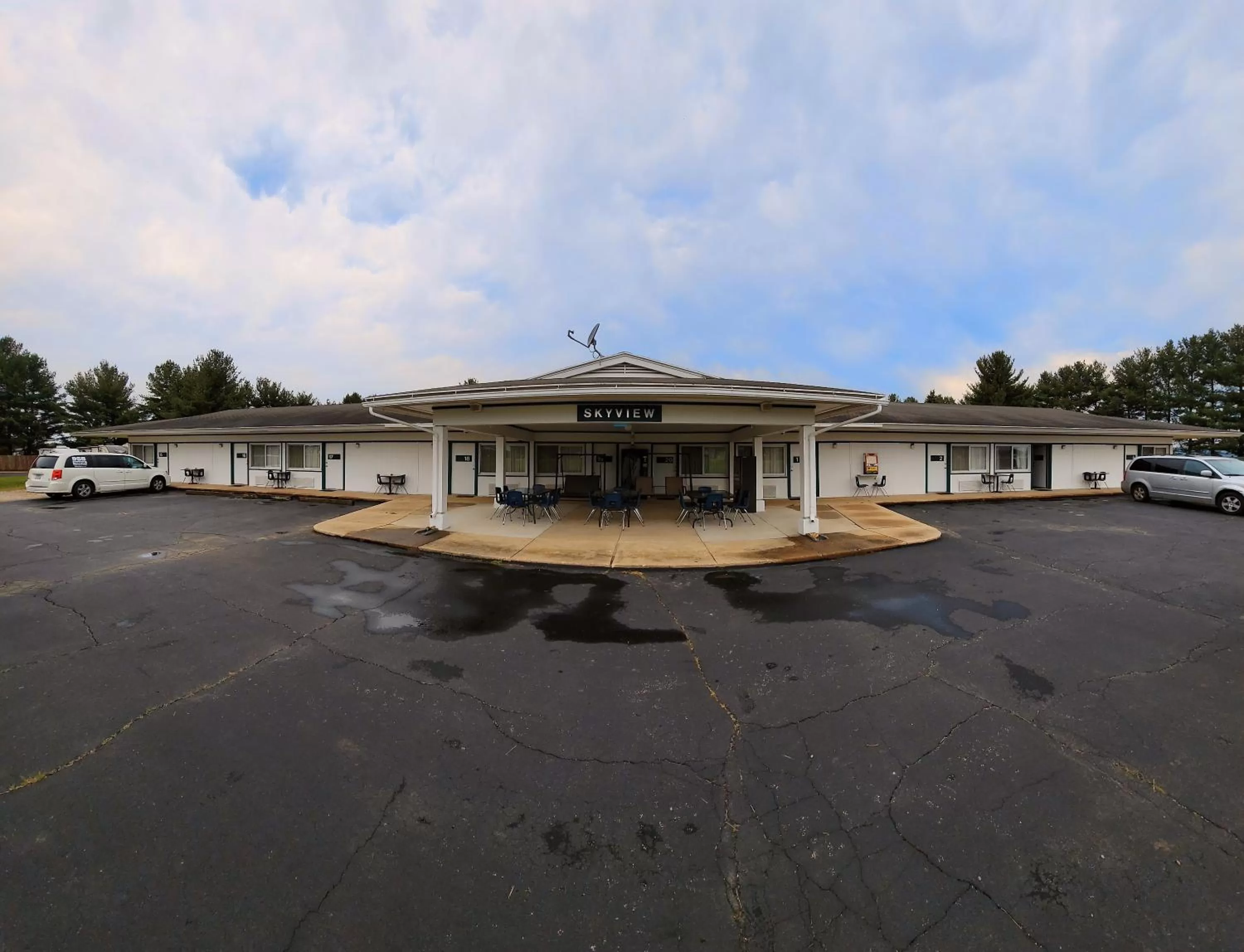 Property Building in Skyview Motel - Prairie du Sac