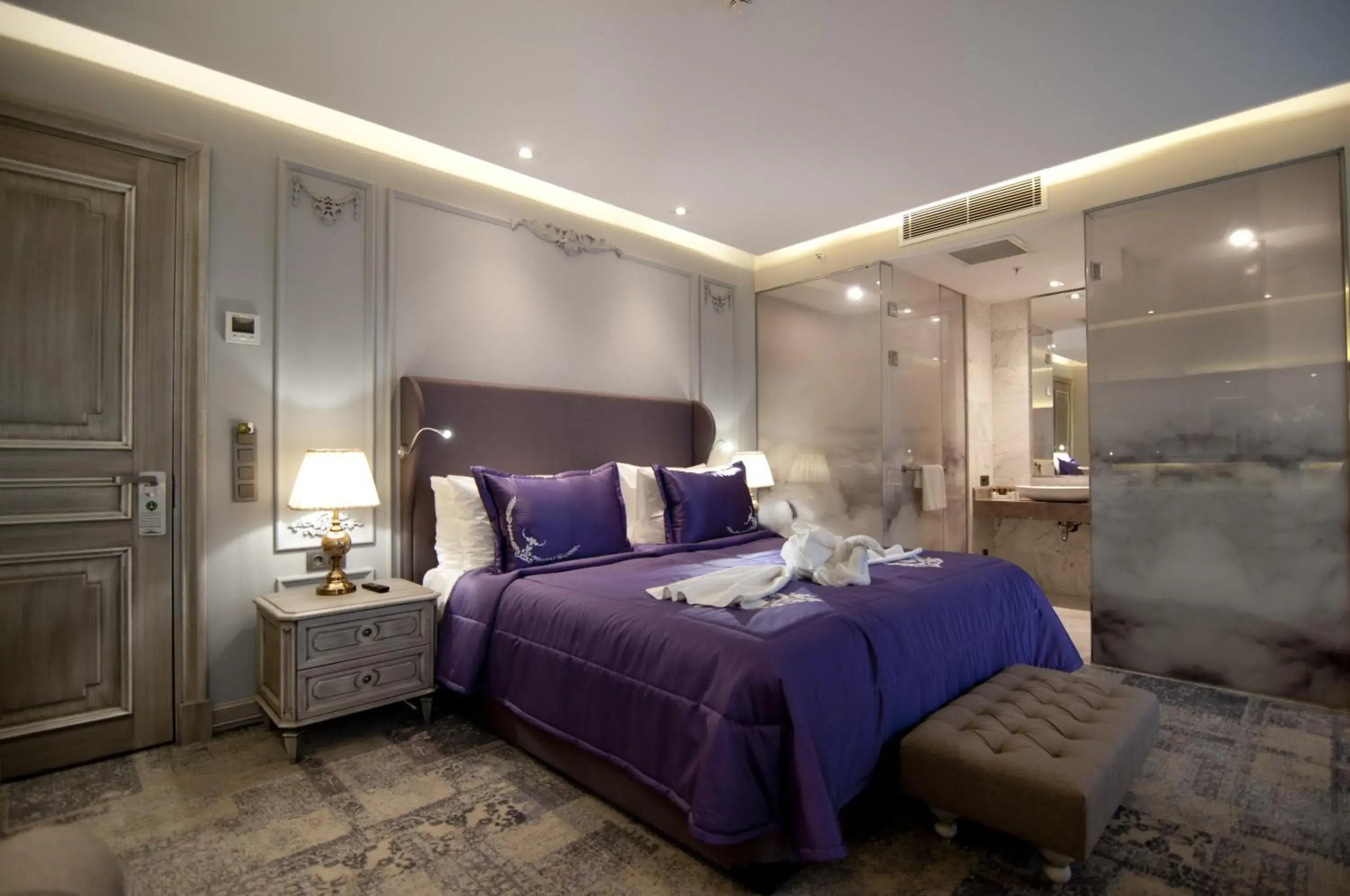 Photo of the whole room, Bed in TK Taxim Bosphorus Hotel