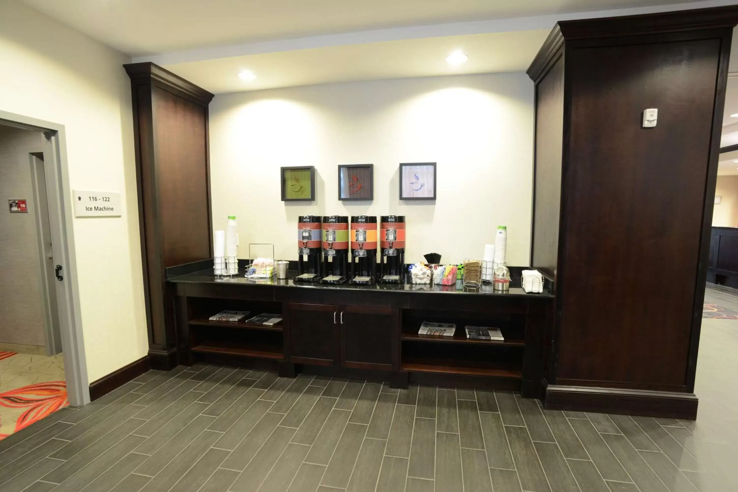 Dining area, Kitchen/Kitchenette in Hampton Inn & Suites Albany at Albany Mall