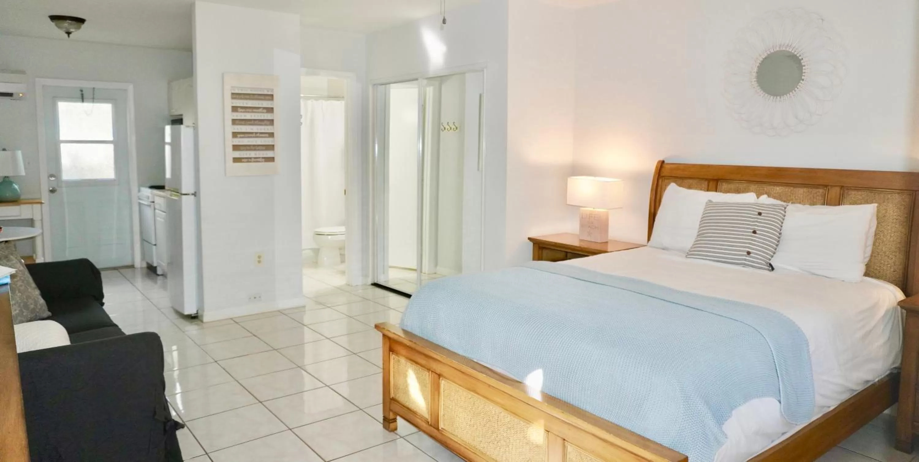 Photo of the whole room, Bed in 4145 By The Sea Inn & Suites