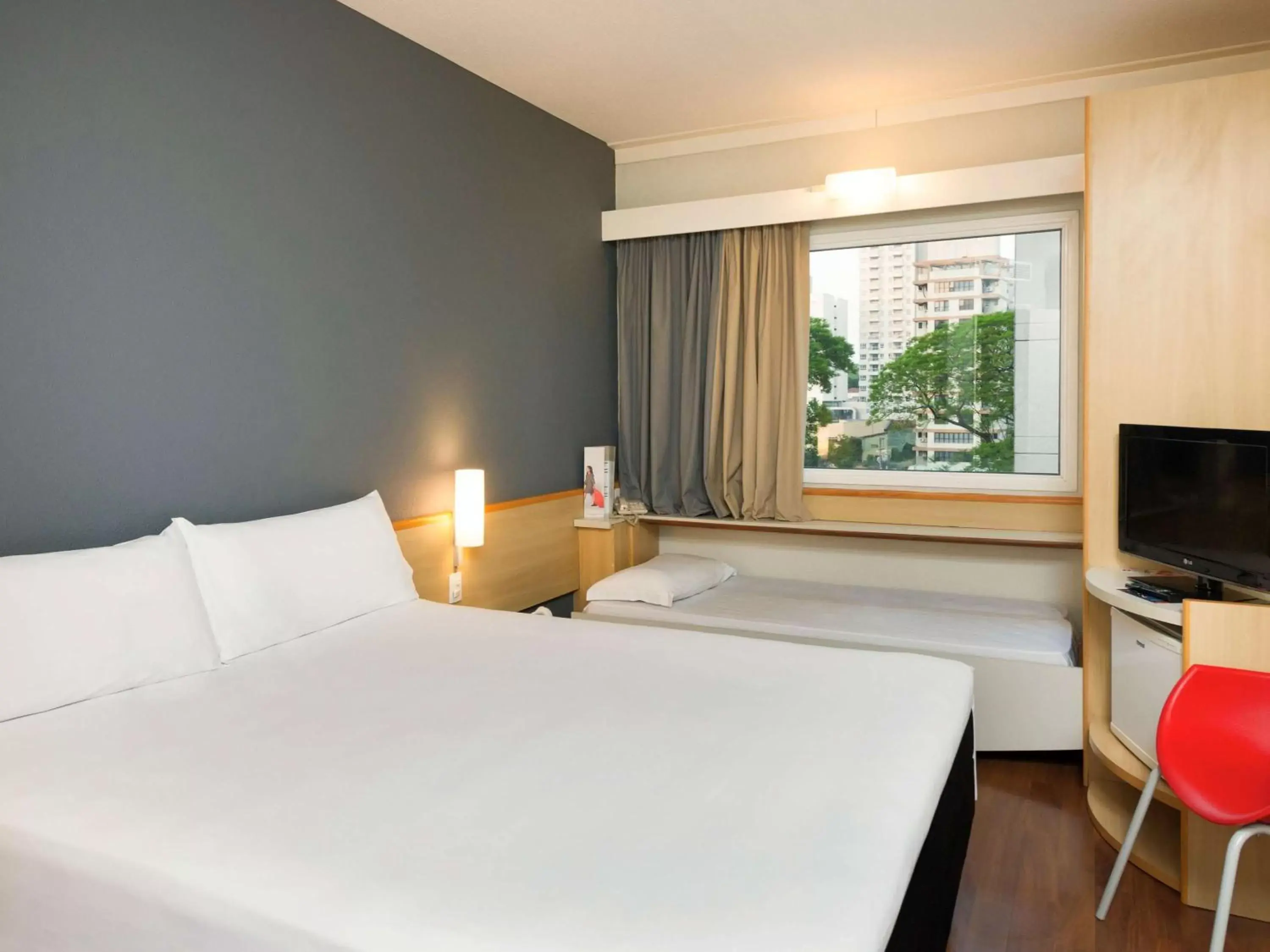 Photo of the whole room, Bed in ibis Campinas