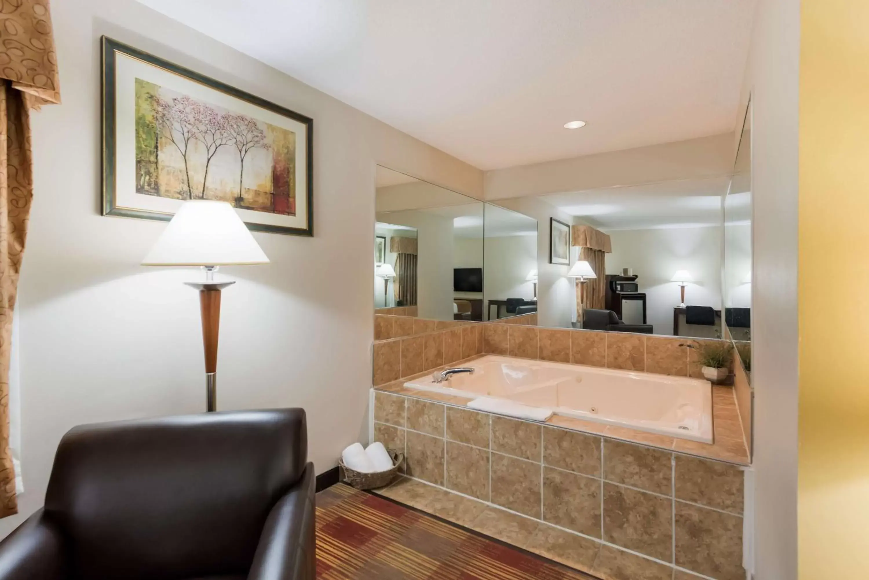Photo of the whole room, Bathroom in Best Western Lakewood Inn