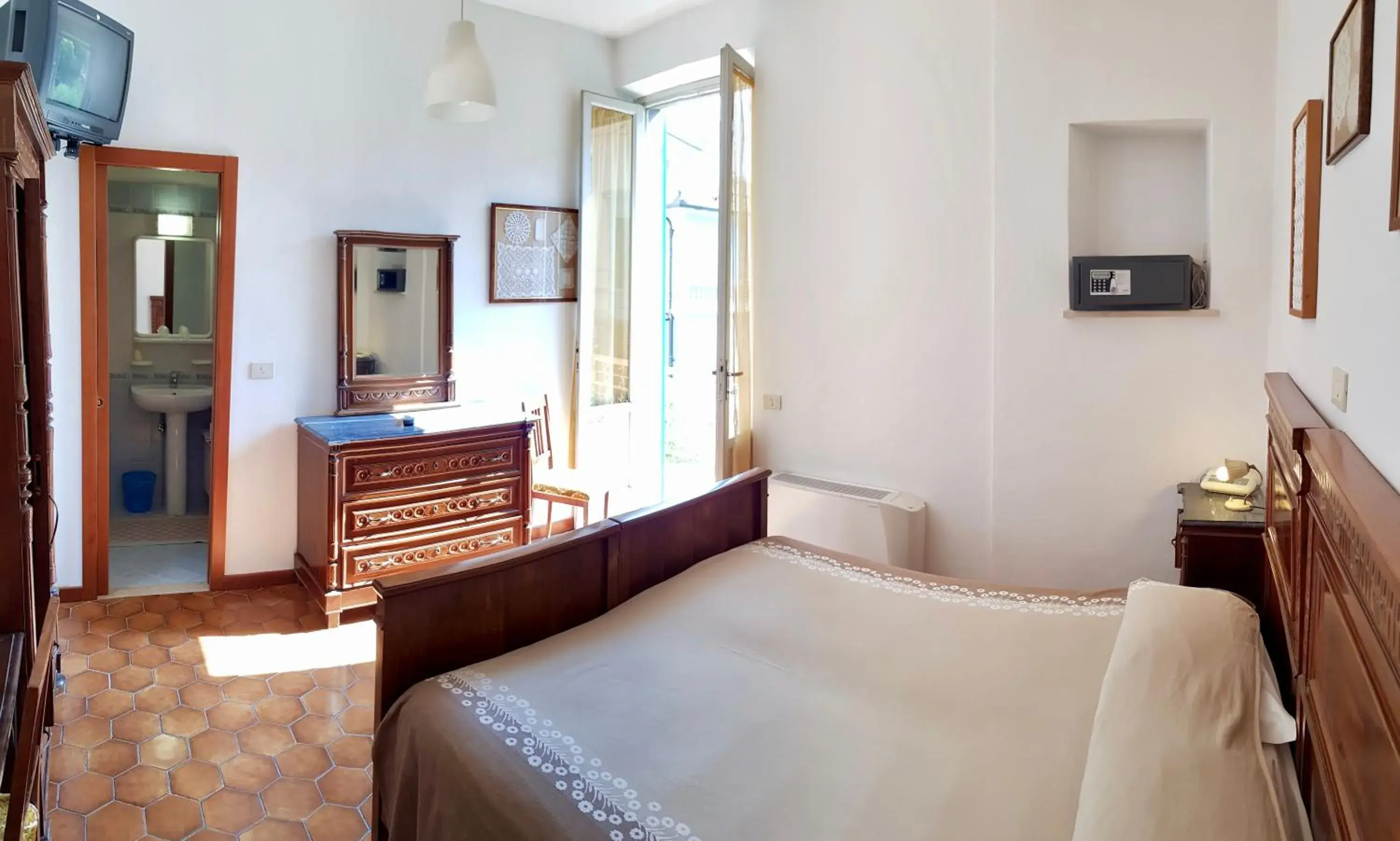 Photo of the whole room, Bed in Albergo Natucci