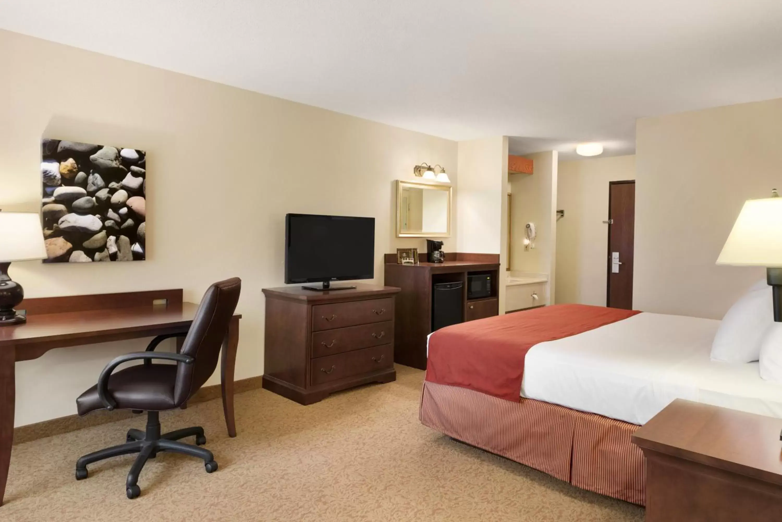 Photo of the whole room, TV/Entertainment Center in Country Inn & Suites by Radisson, Cedar Rapids Airport, IA