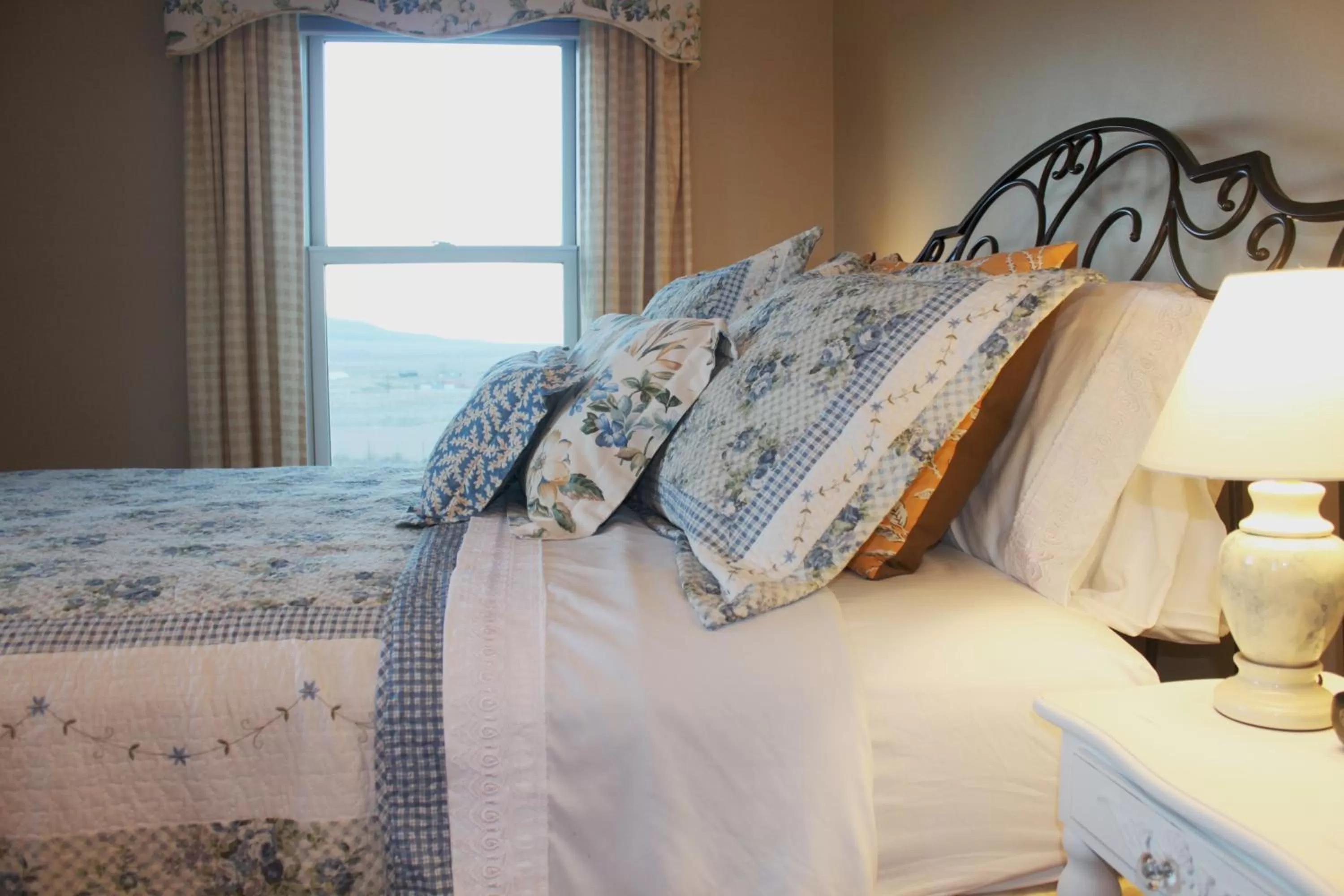 Bed in Lamp Post Lodge