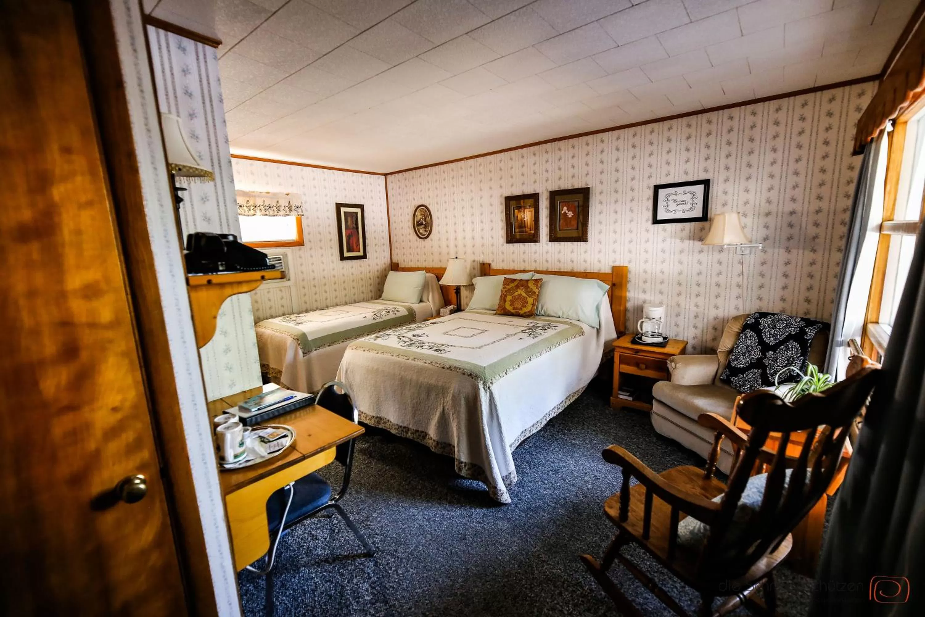 Coffee/tea facilities, Bed in The Pines Country Inn