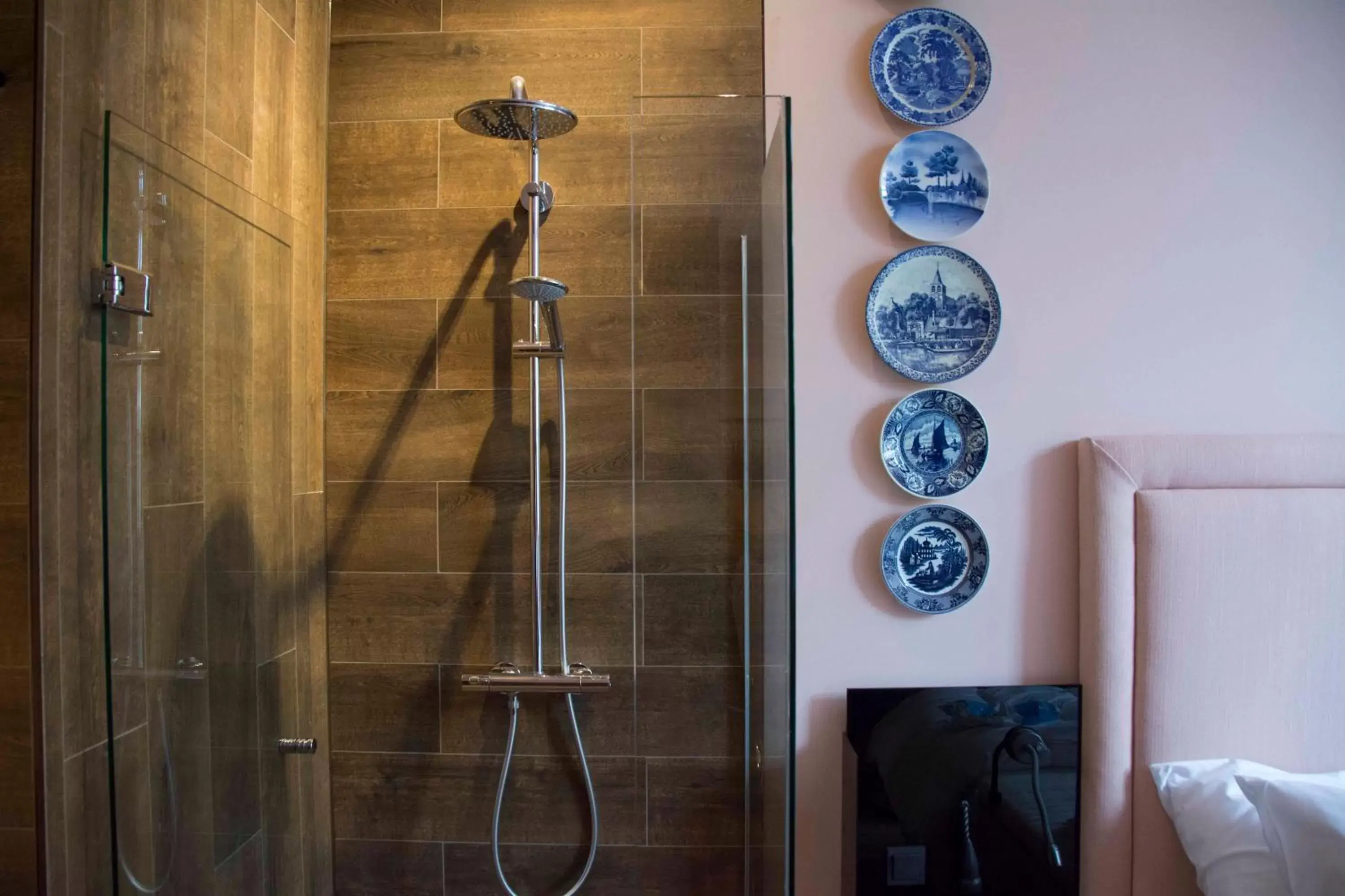 Shower, Bathroom in Boutiquehotel Staats