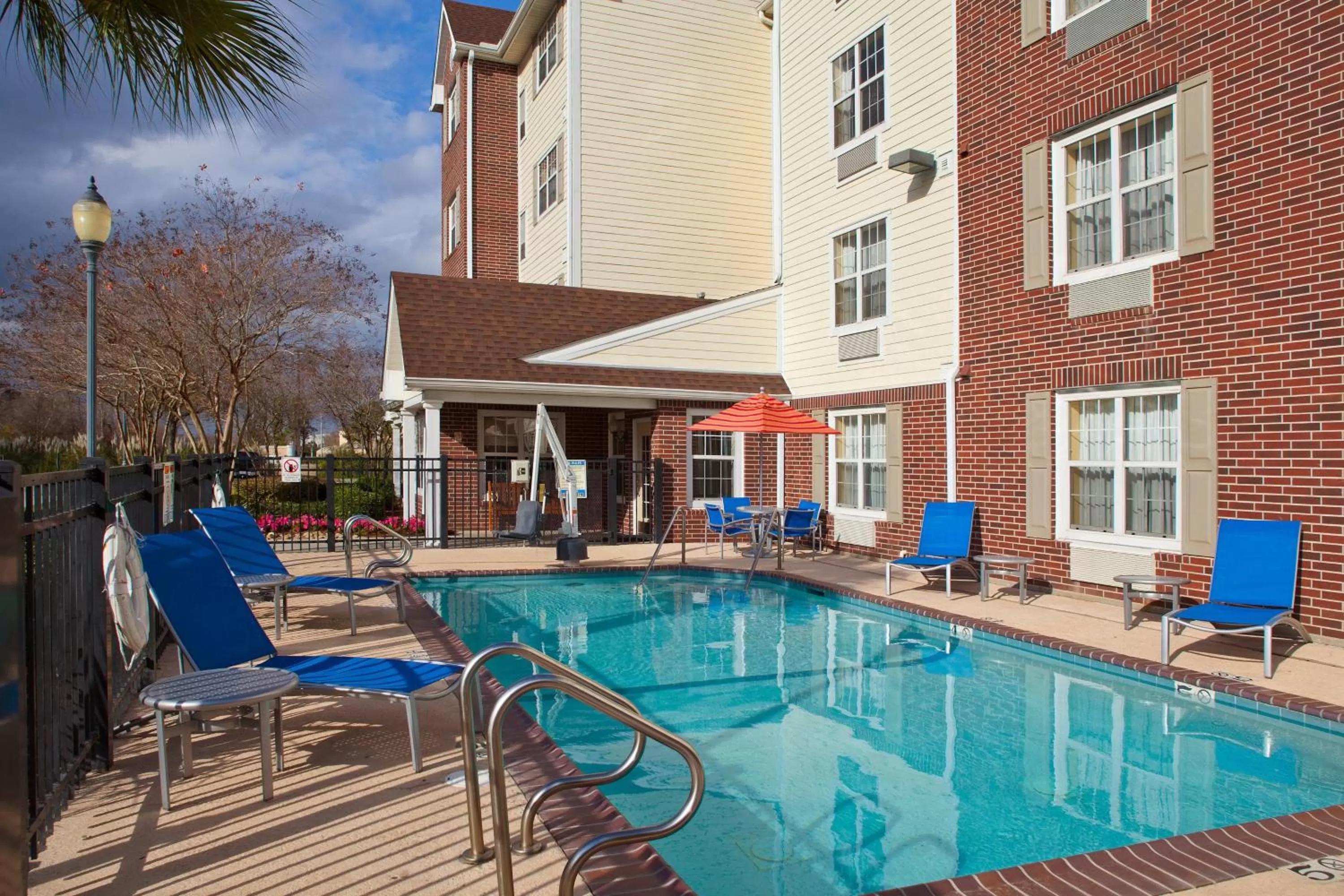 Swimming pool in TownePlace Suites New Orleans Metairie