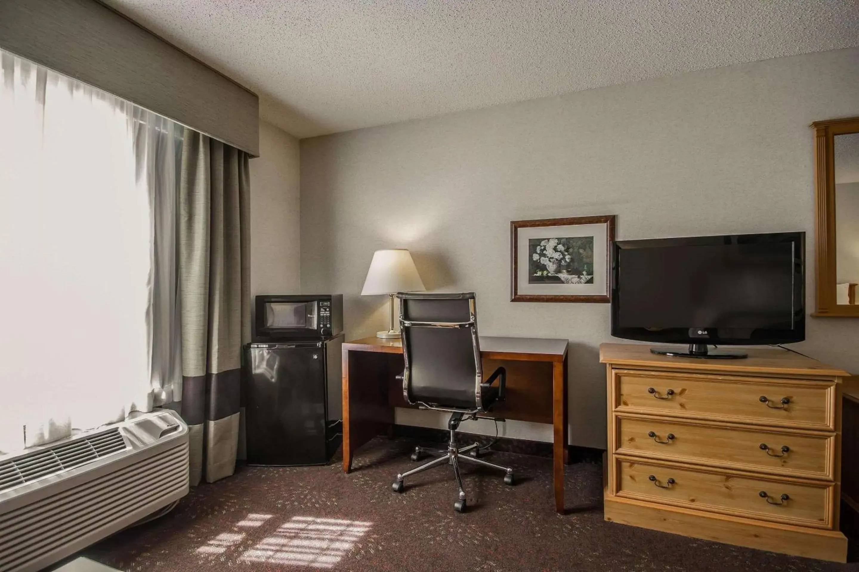Photo of the whole room, TV/Entertainment Center in Comfort Inn Fond Du Lac