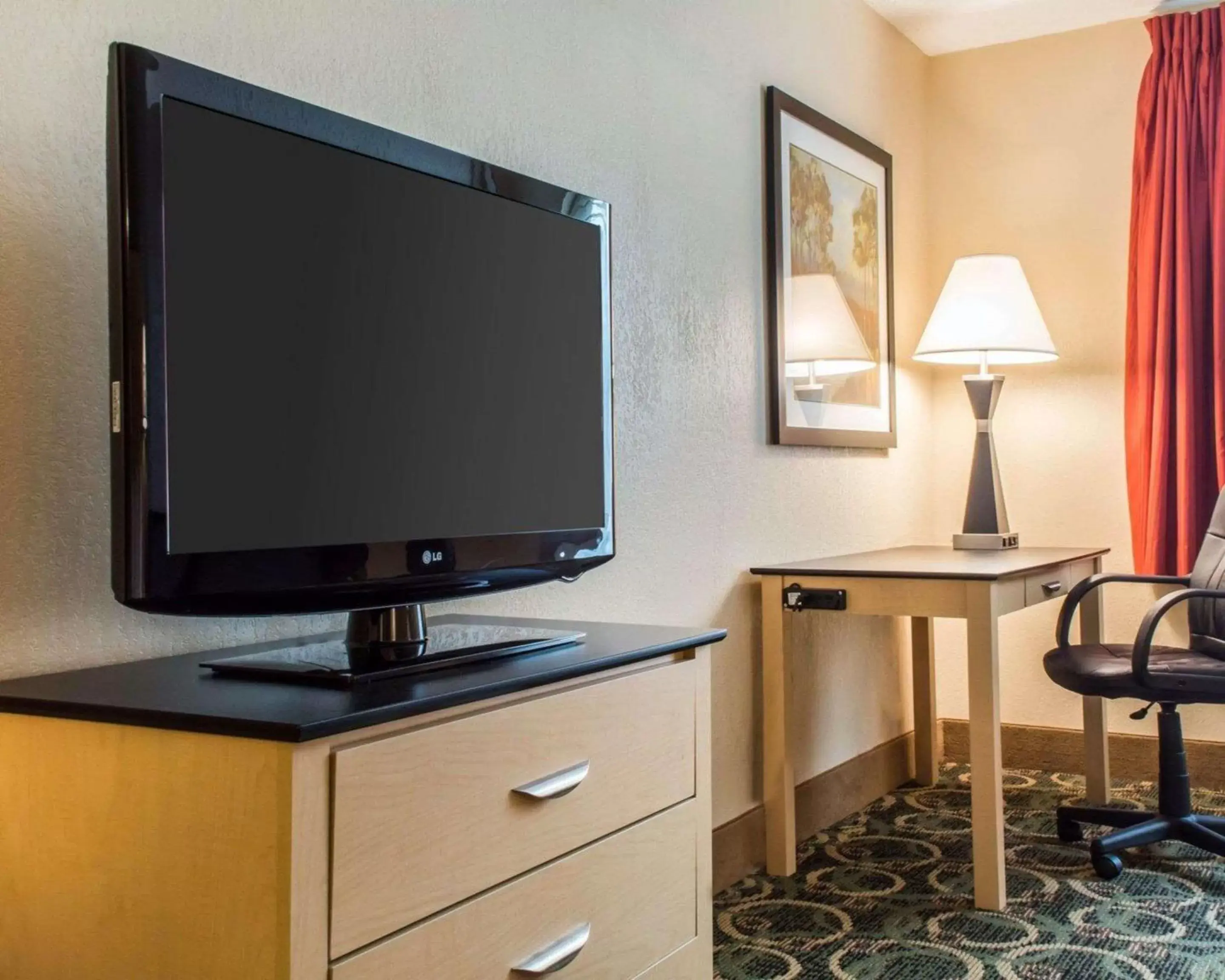 Photo of the whole room, TV/Entertainment Center in Quality Inn Geneseo