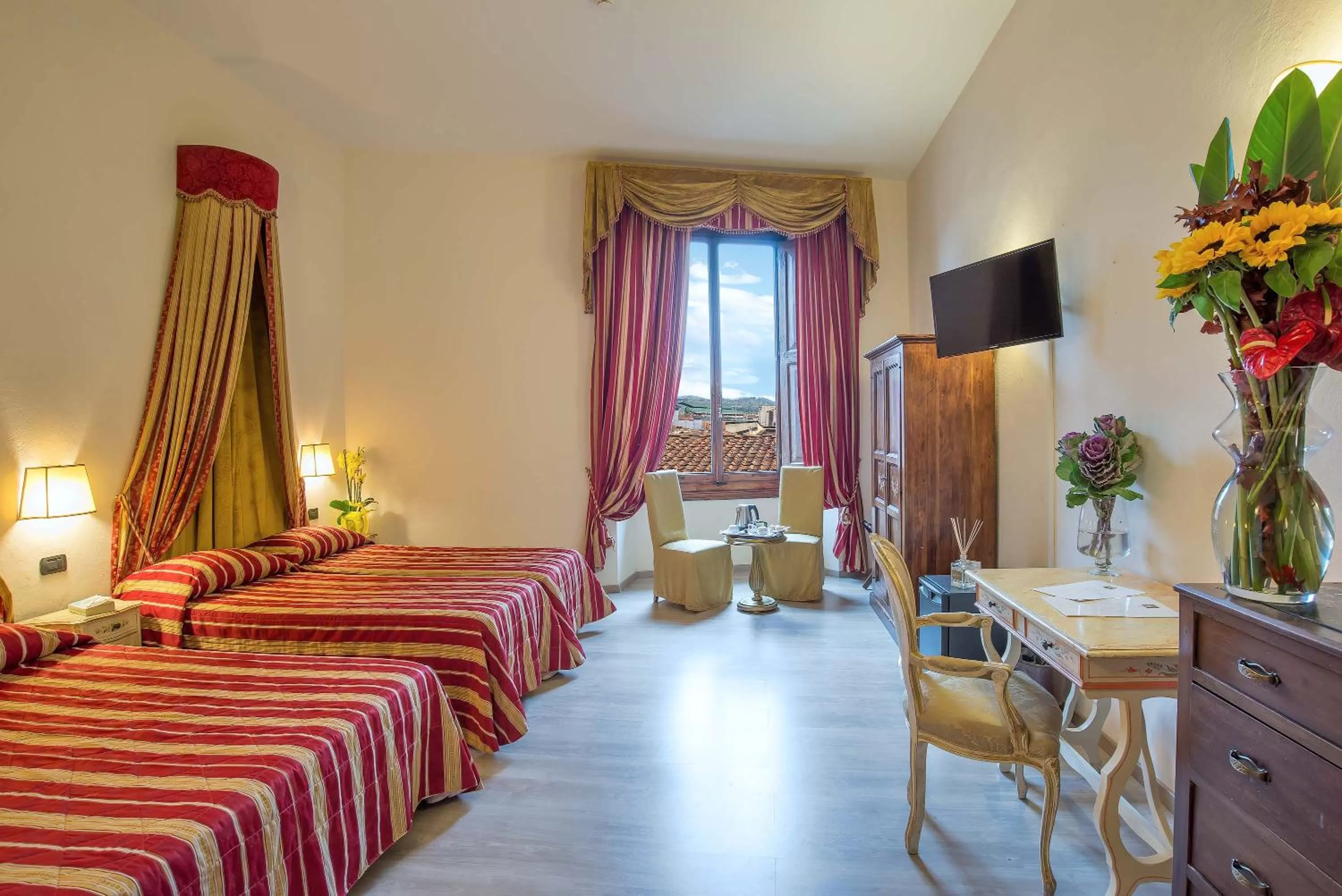 Photo of the whole room, Bed in Hotel Paris