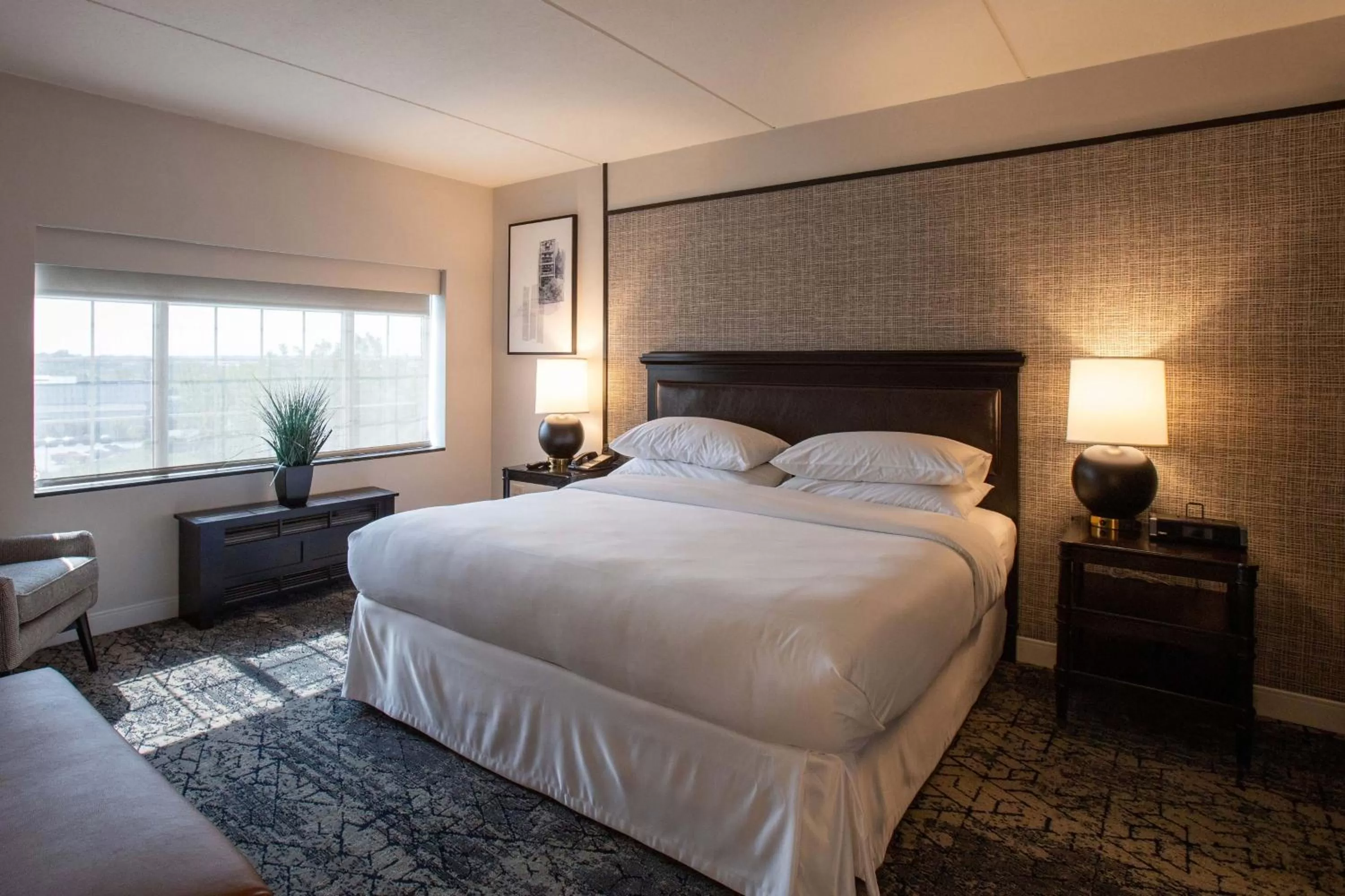 Bedroom, Bed in Sheraton Chicago Northbrook