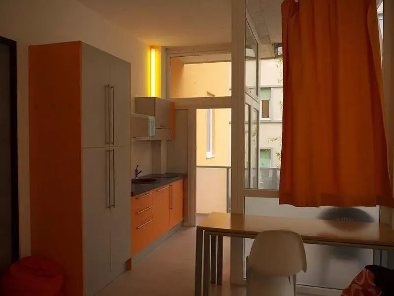 Balcony/Terrace, Kitchen/Kitchenette in GuestHouse University by LR - self check in